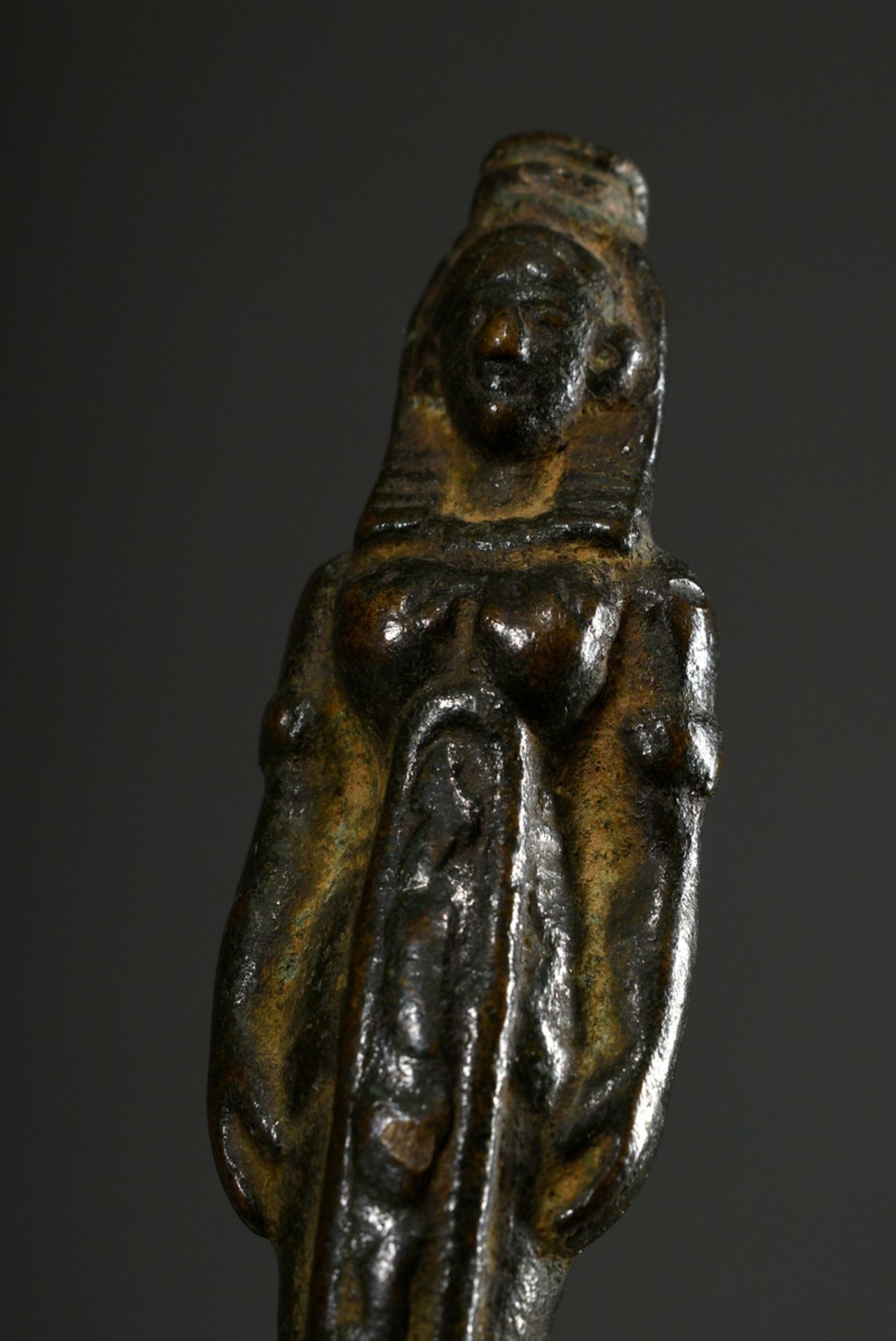 Small statuette "Female Egyptian deity", bronze with greenish patina, mounted/glued on marble base, - Image 5 of 6