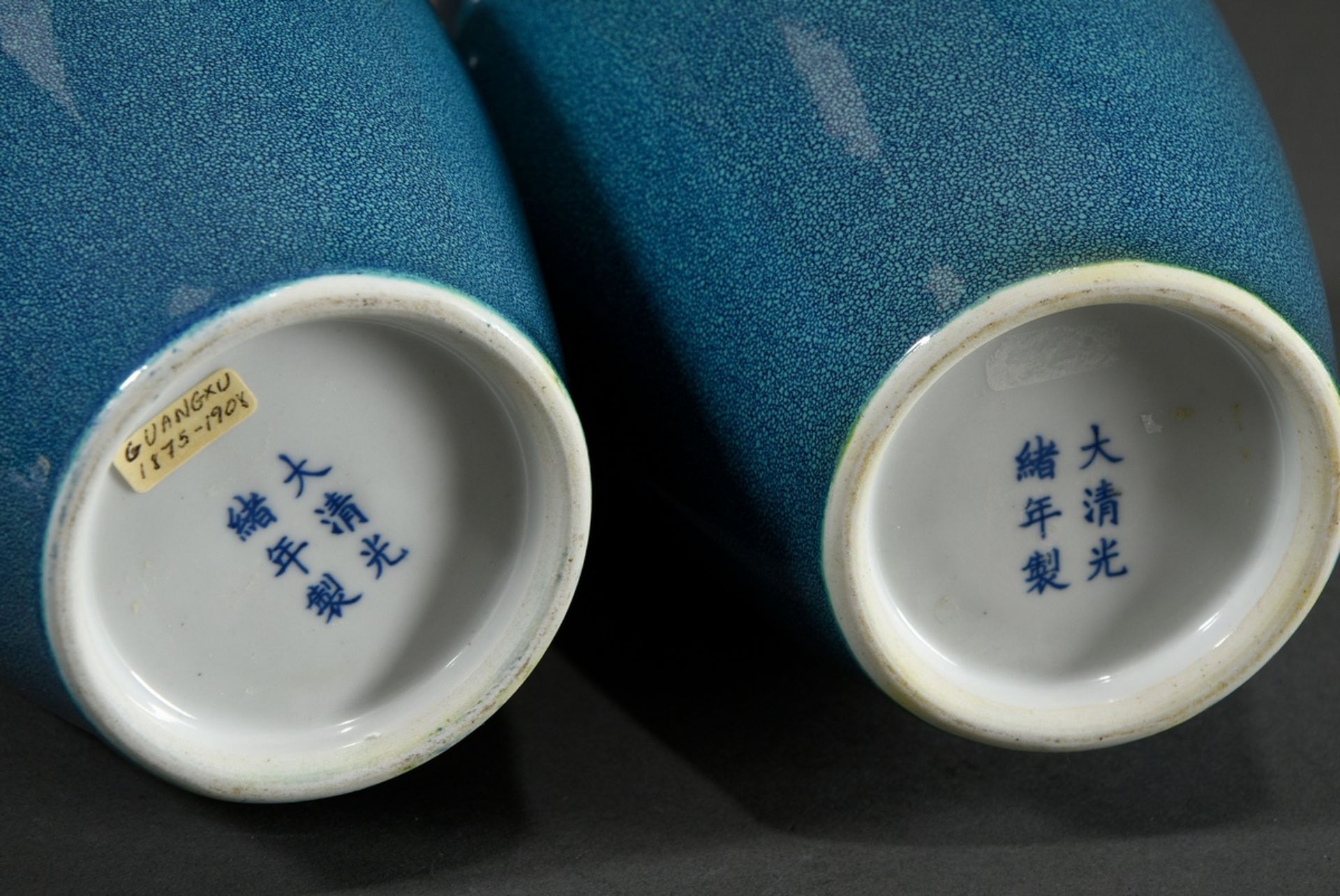 Paar schlanke Balustervasen "Laifu Zun", sog. Drei Schnüre-Vase mit Robin’s Egg Glasur, unterglasur - Bild 4 aus 7