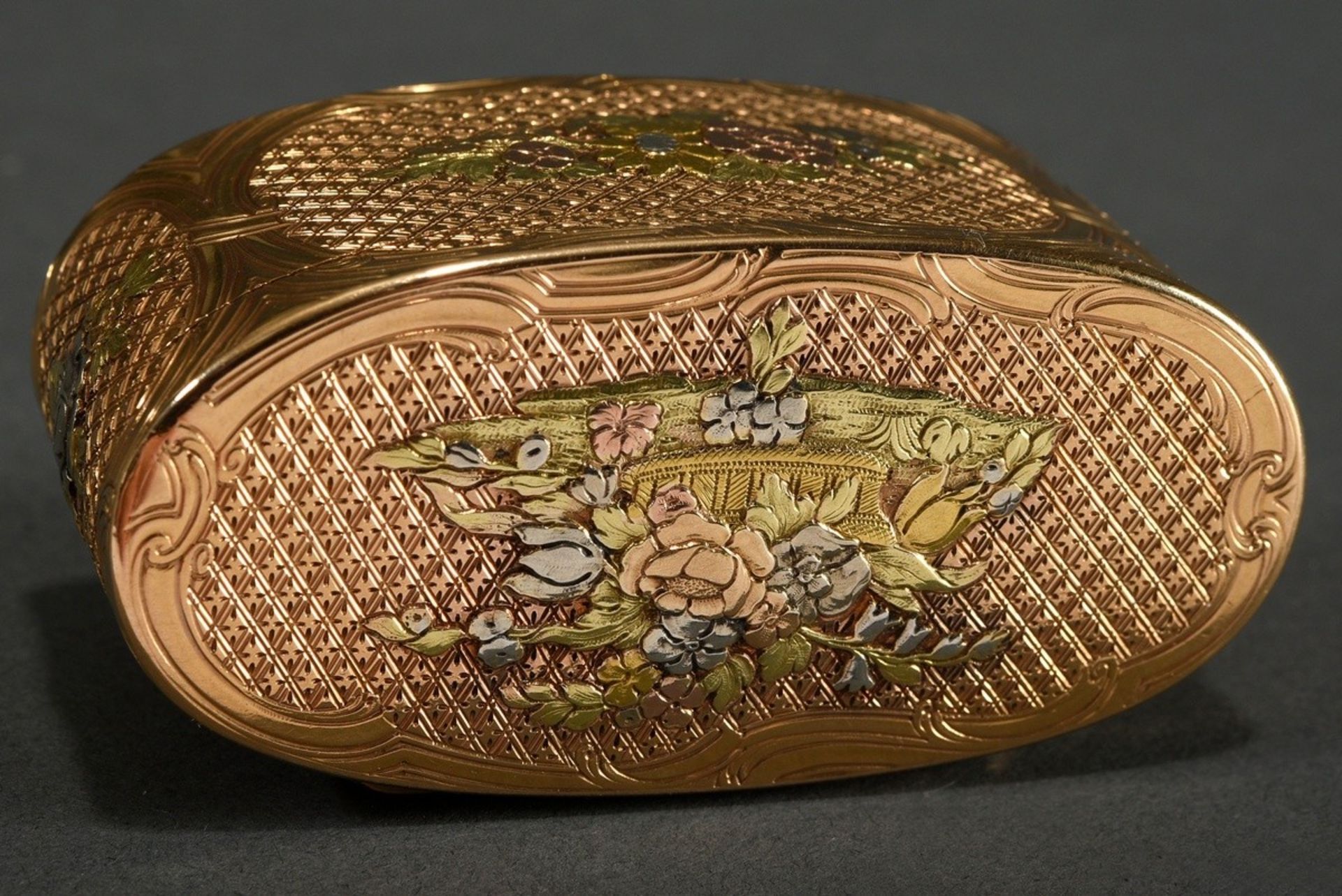 A very fine oval snuff box in tricolour gold, all sides geometrically chased with rocaille cartouch - Image 4 of 8