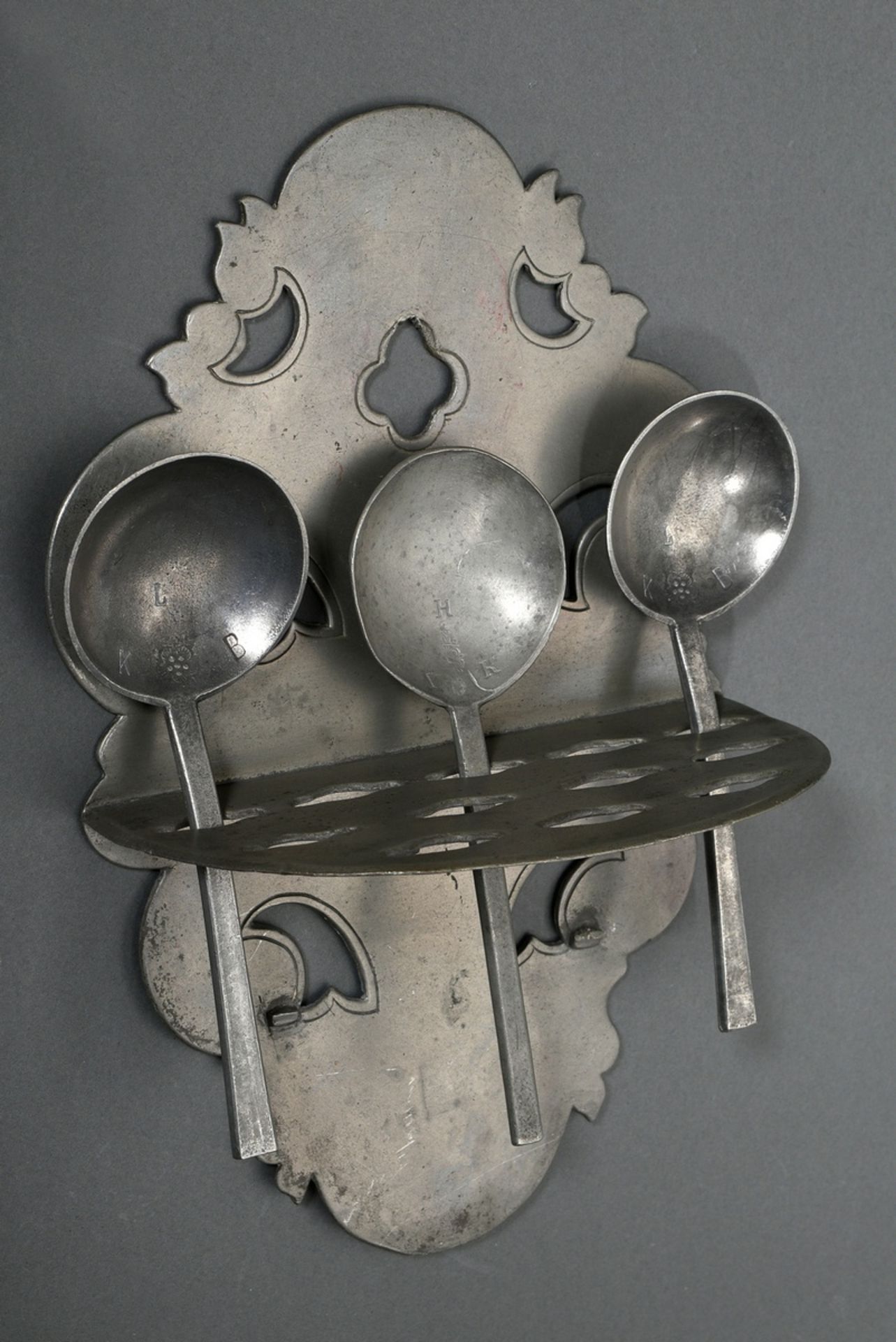 Pewter spoon board in openwork shield form with 12 slots, MZ indistinct, end of 18th century, 31x20 - Image 2 of 6