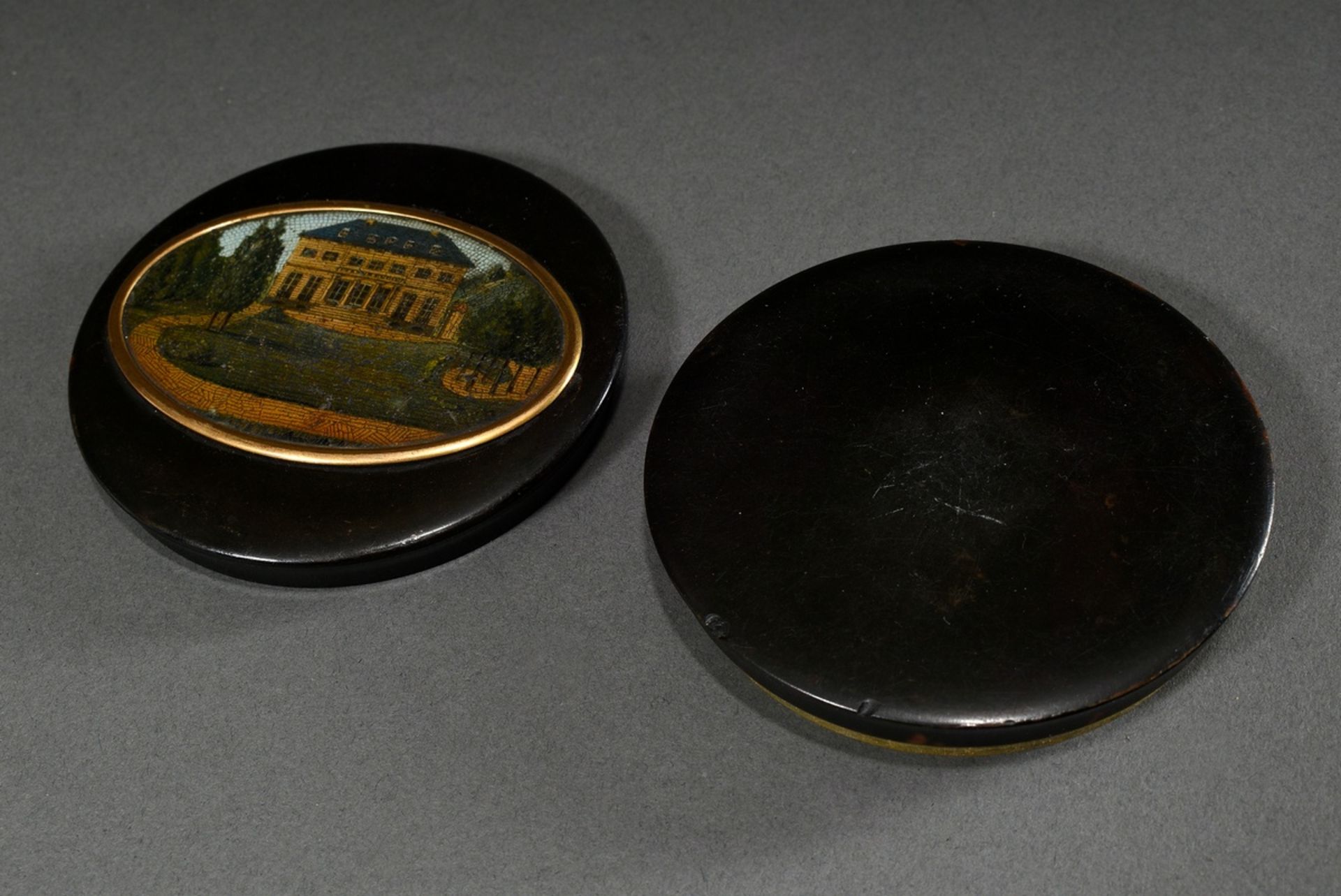 Round snuff box with fine micromosaic trompe l'oeil lacquer painting "Manor House" on wood in oval  - Image 7 of 7