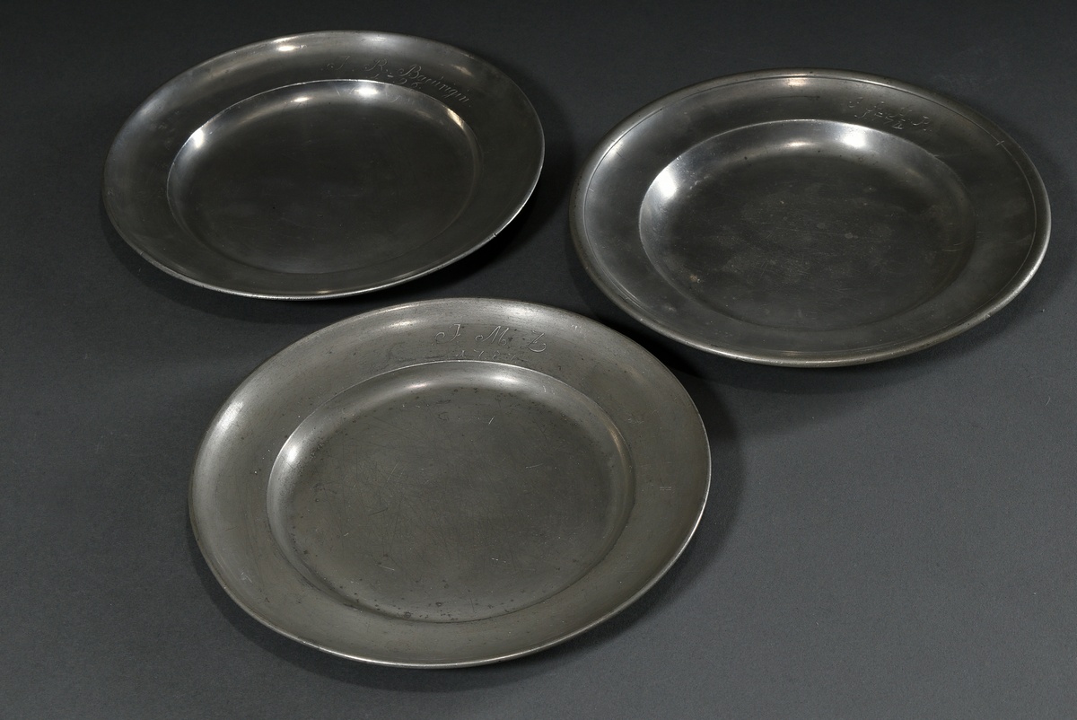 5 Various pieces of pewter, 18th century: 2 small Meissen plates with engraved owner's monograms "J - Image 7 of 14