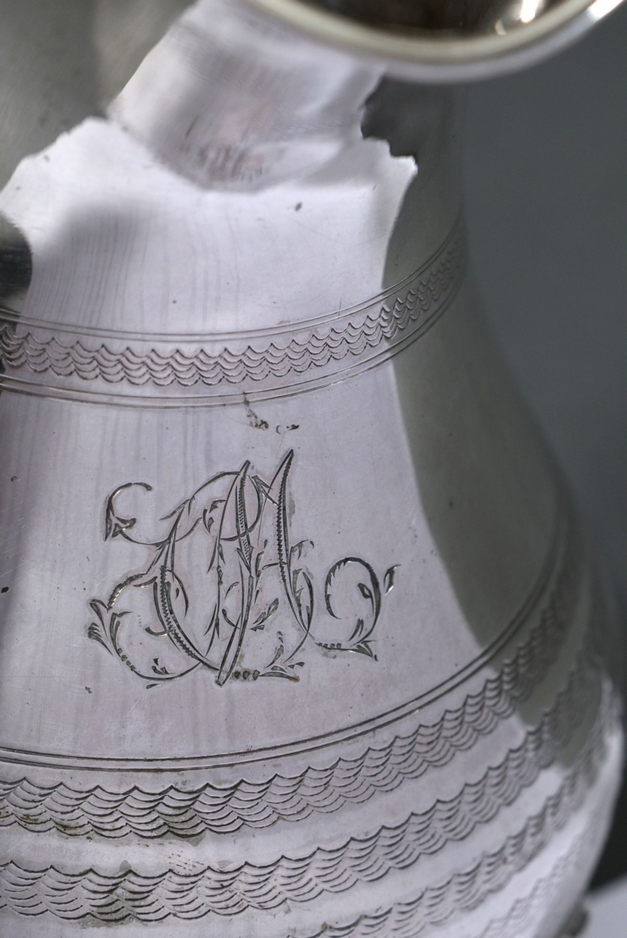 Cream jug on four shell feet with guilloché frieze, ligatured monogram engraving "CM" and curved ha - Image 3 of 5