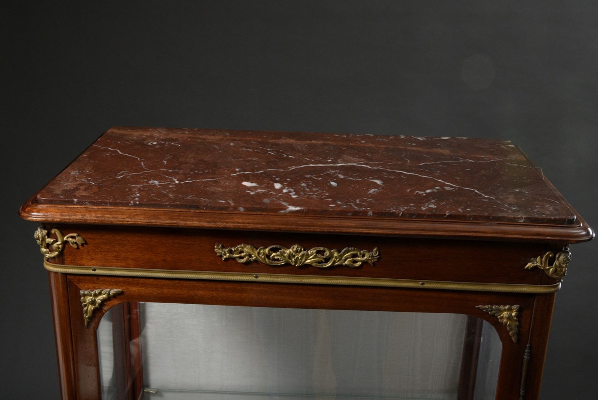 Small Louis XV style Wilhelminian display case on delicate legs, mahogany with bronze fittings and - Image 3 of 9