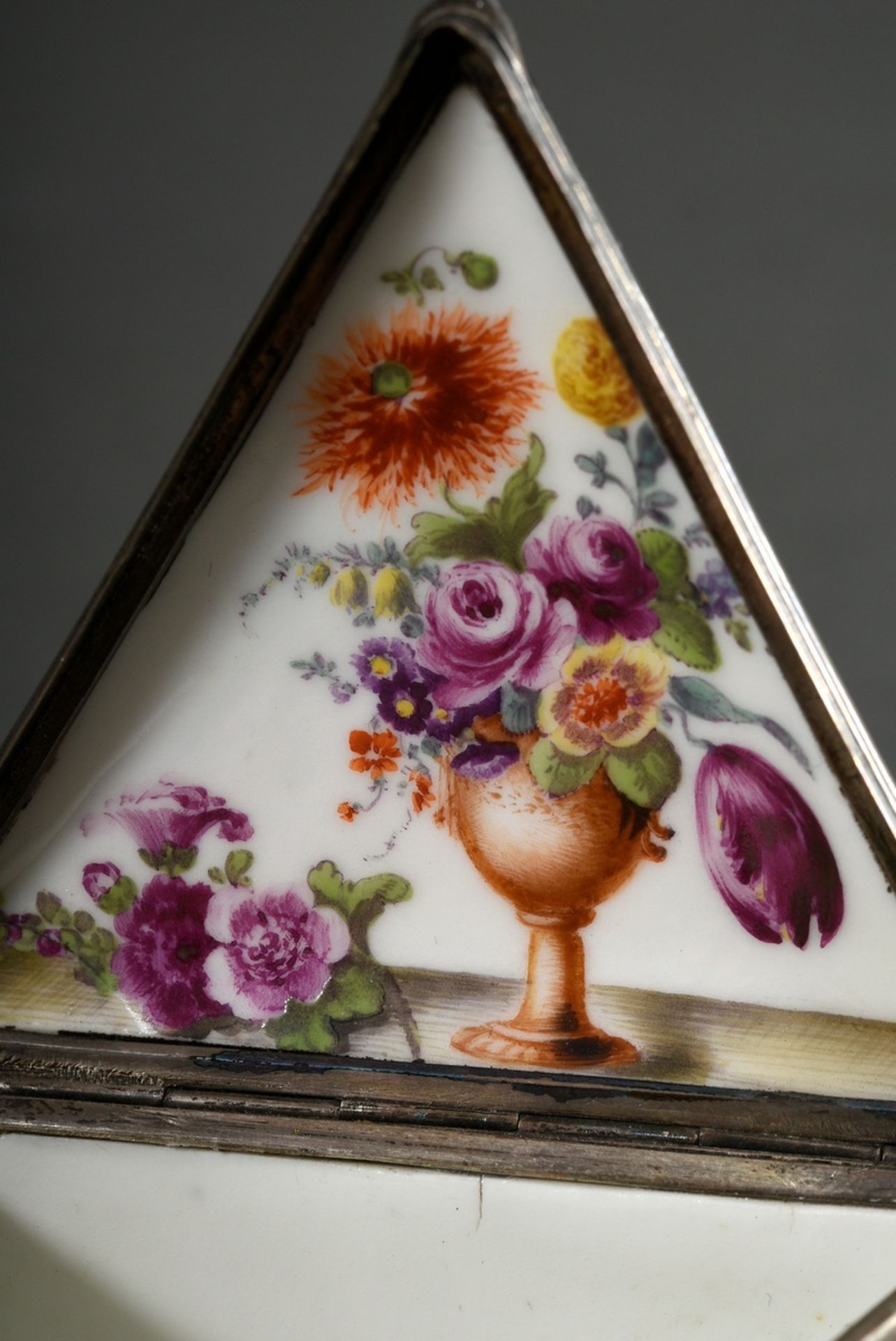 Rare Meissen tabatiere in triangular form with basket relief and polychrome painting on all sides " - Image 6 of 6