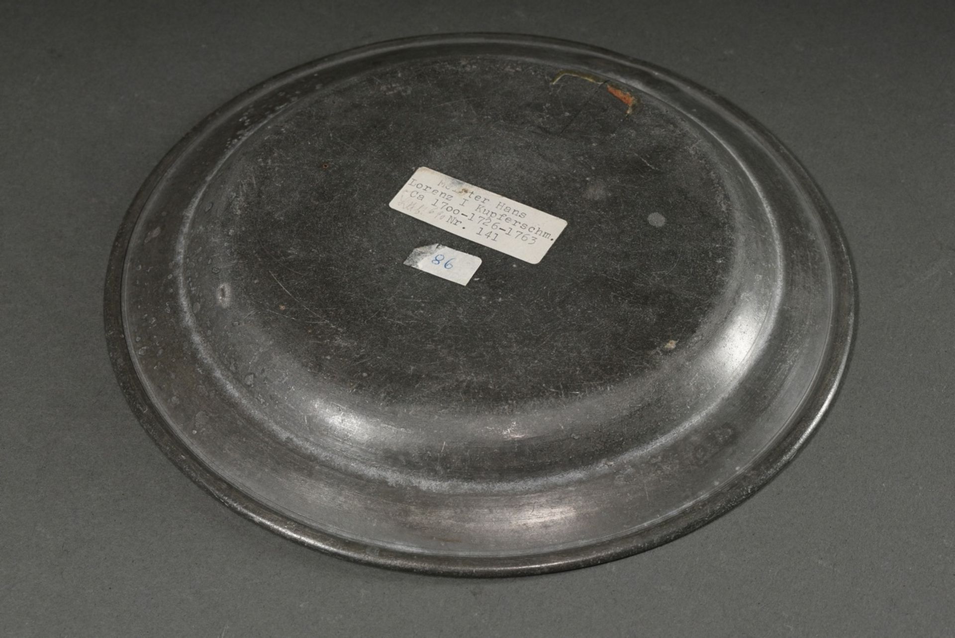2 Various pieces of Lübeck pewter: Hangelpott with figurally shaped handles (food carrier), MZ: Cla - Image 10 of 10