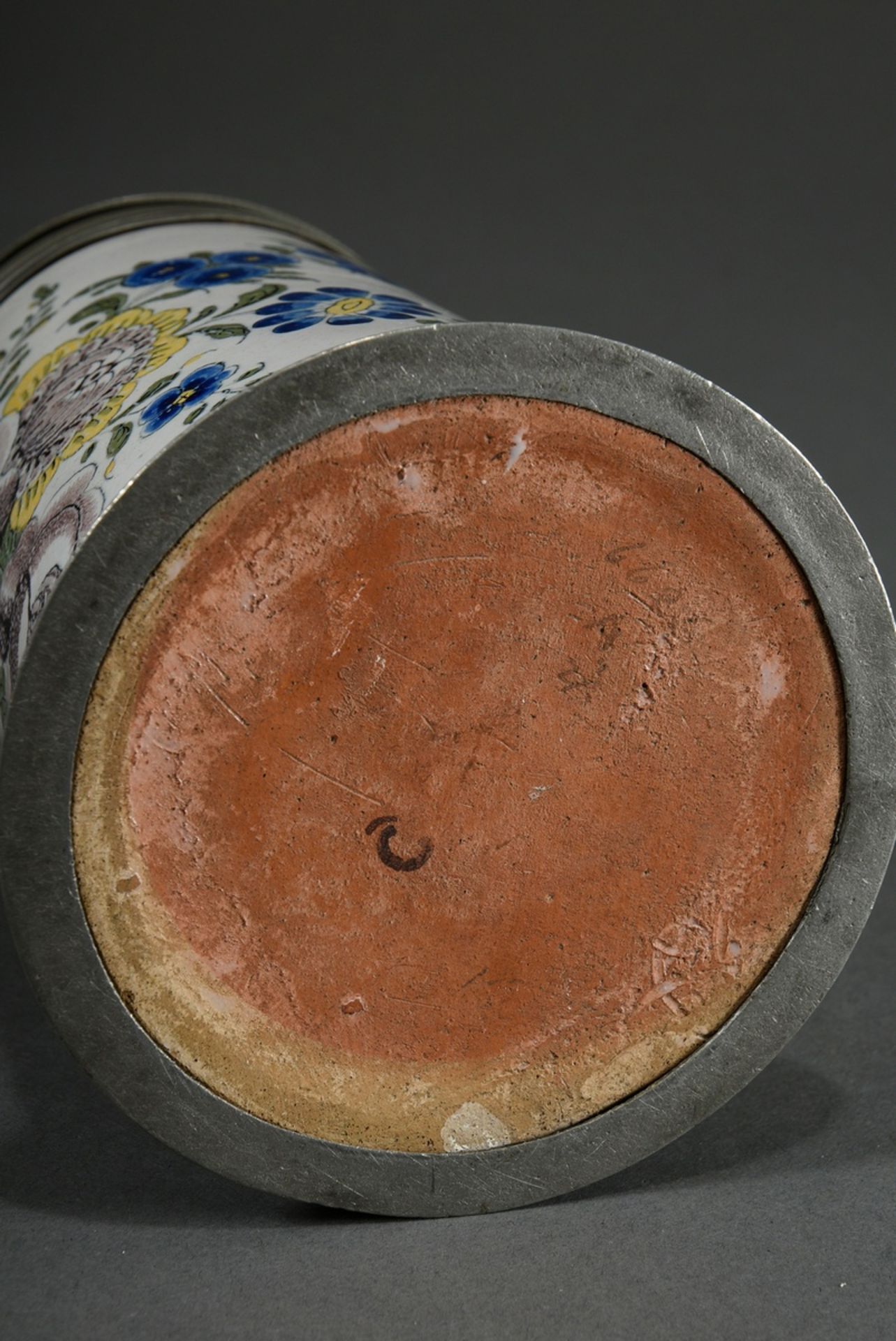 Schrezheimer Walzenkrug in Zylinderform mit Ohrenhenkel, Fayence weiß glasiert mit polychromer Scha - Bild 7 aus 7