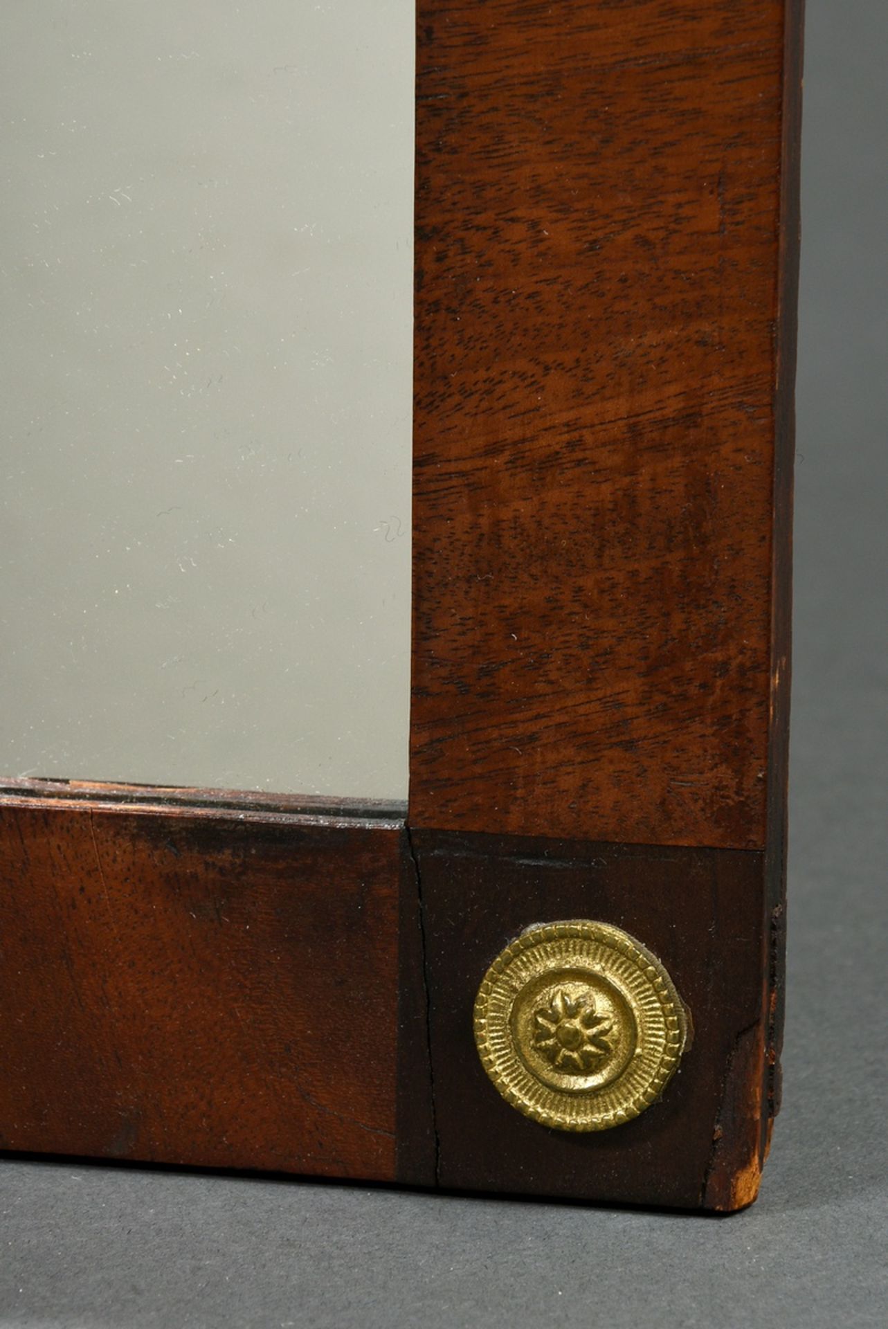 Kleiner schlichter Biedermeier Spiegel mit Mahagoni furniertem Rahmen und feuervergoldeten Rosetten - Bild 3 aus 4