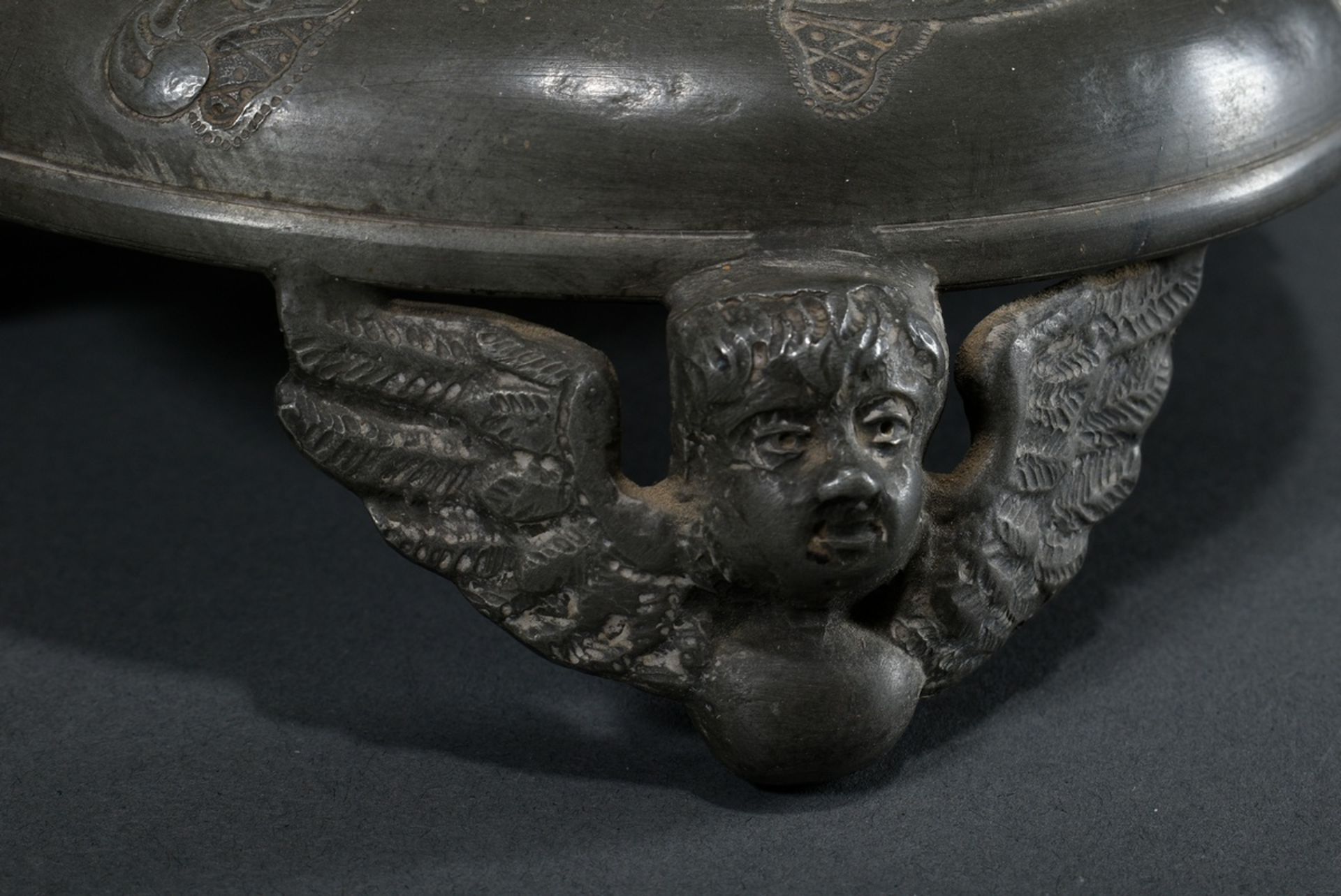 Pewter goblet of the Nuremberg sculptors with 8 attached shields and figural lid crowning, round ba - Image 6 of 14