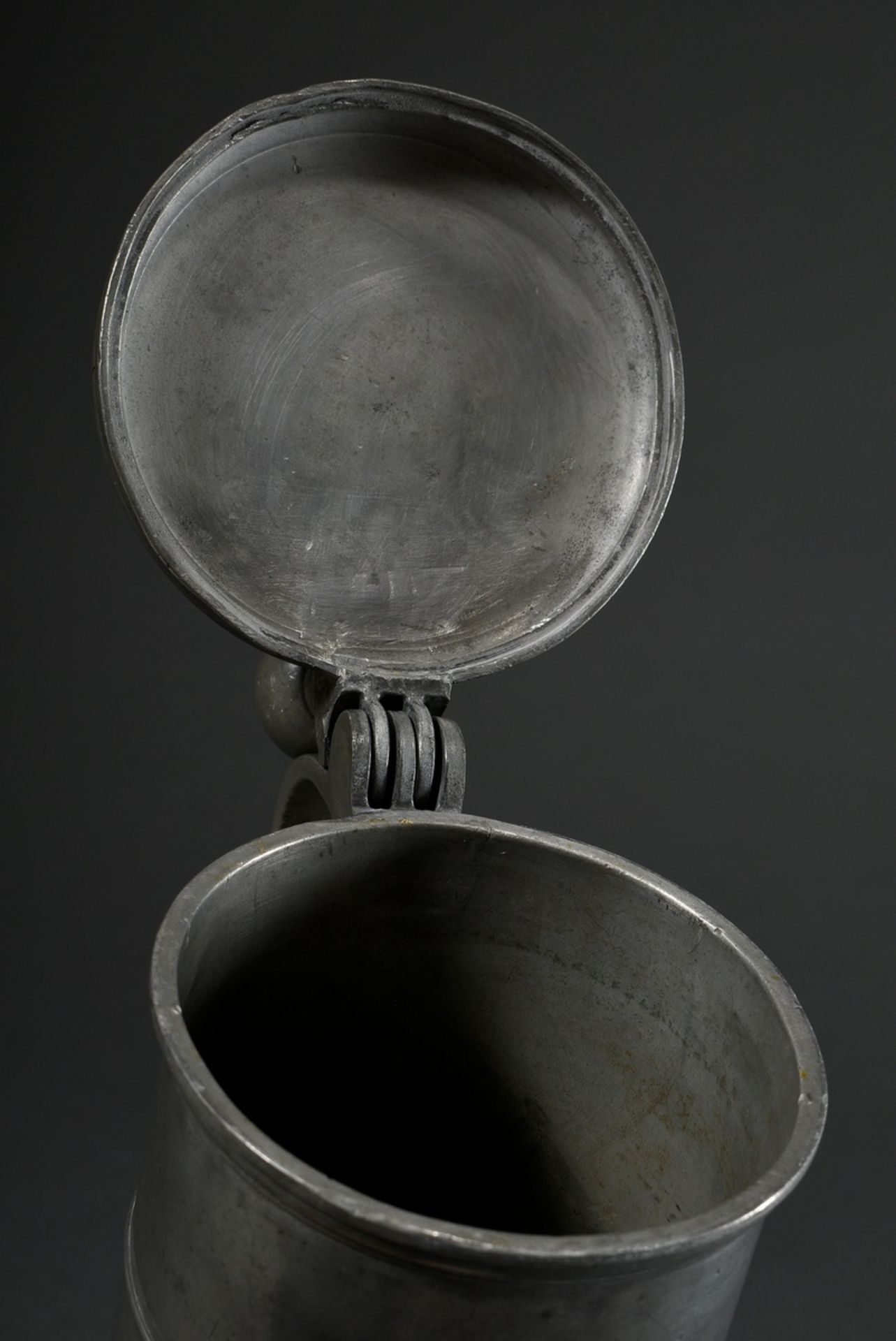 Tall pewter lidded tankard with floral engraved decoration and owner's inscription "Asmus Hinrich M - Image 7 of 8