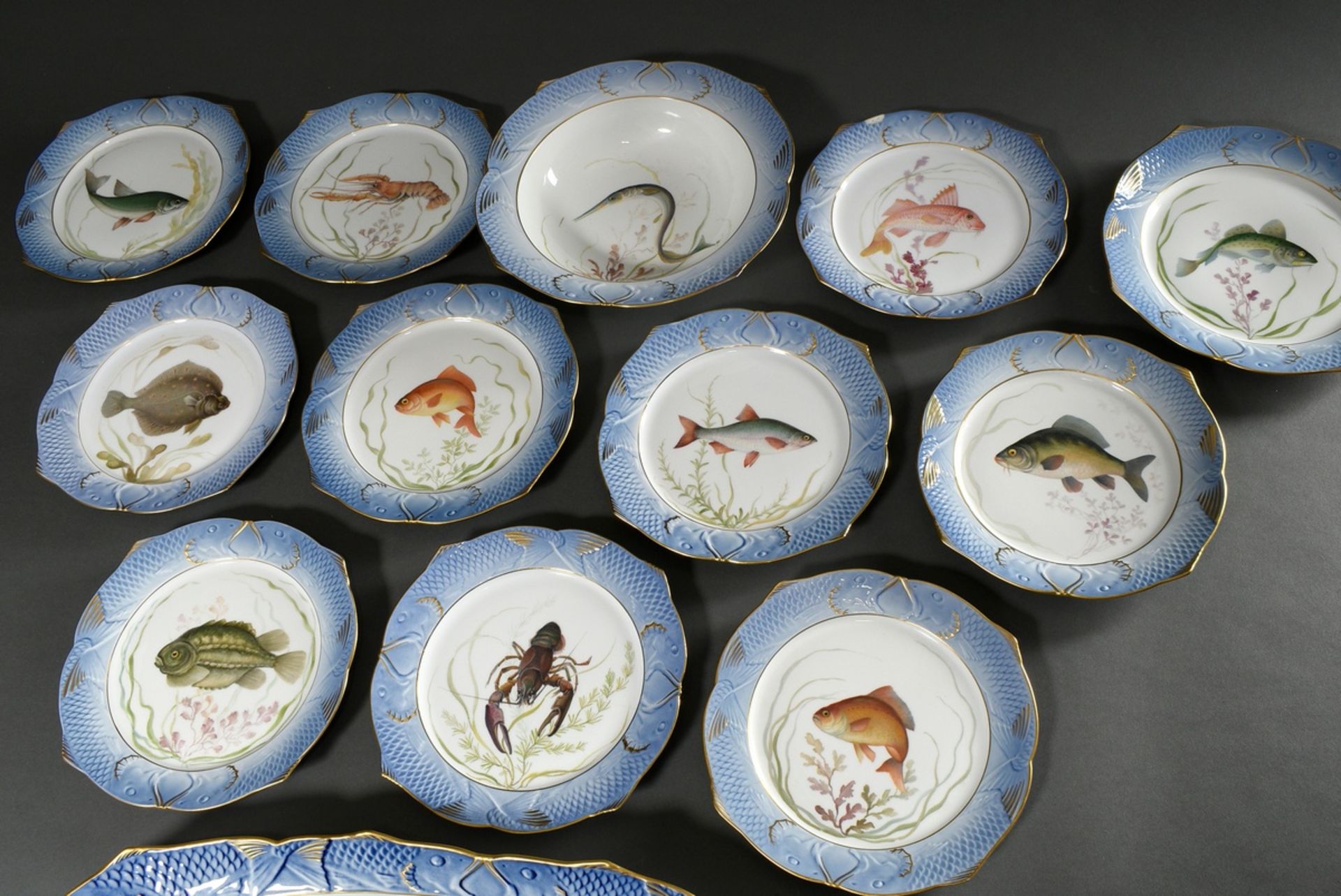 14 Teile Royal Copenhagen Fischservice mit blauem Reliefrand: 10 Teller (3002, Ø 23cm, 2x am Rand b - Bild 8 aus 15