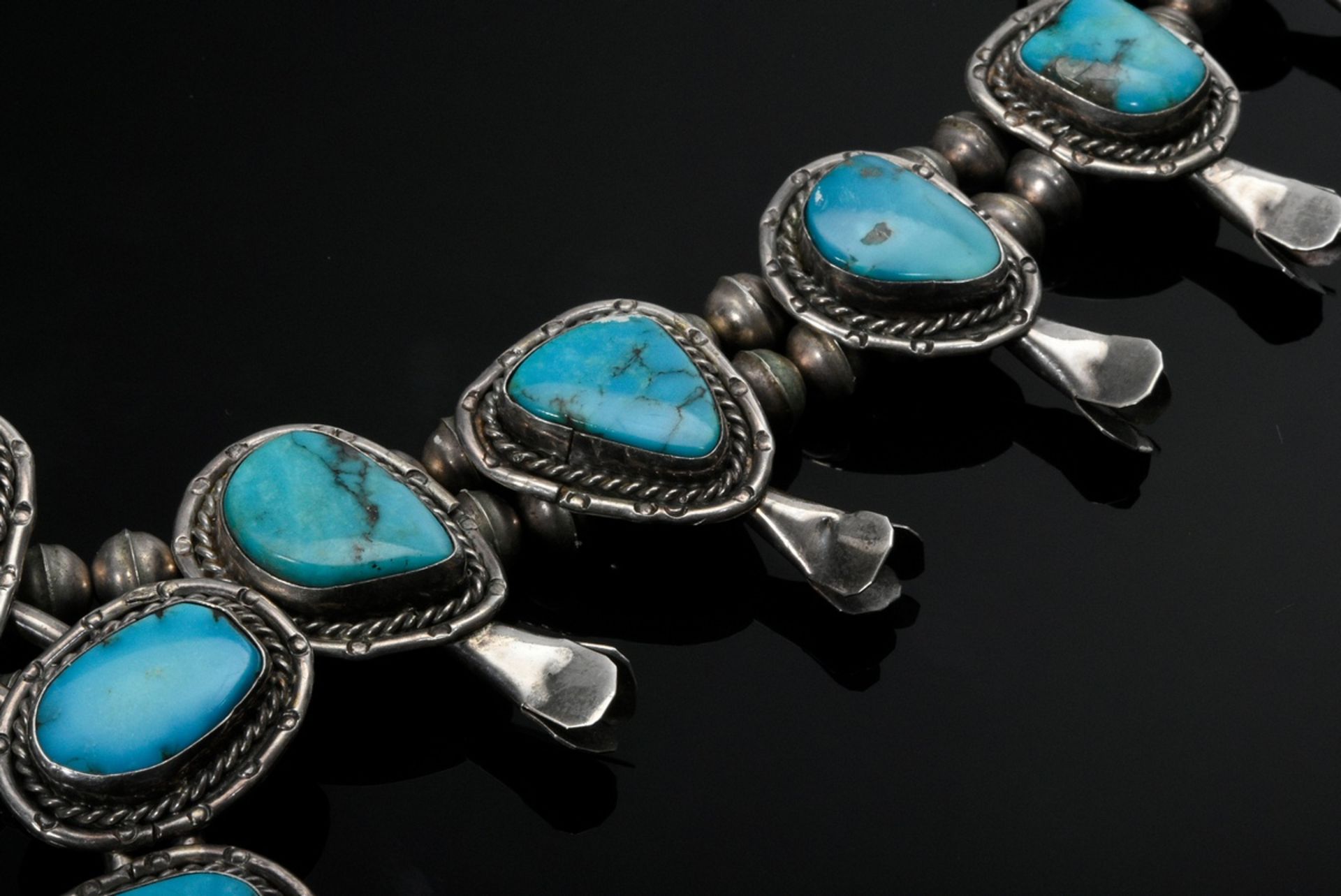 3 Diverse Teile Navajo Silber Schmuck: "Squash Blossom" Collier, zweisträngiges Exemplar mit 10 Blü - Bild 3 aus 4