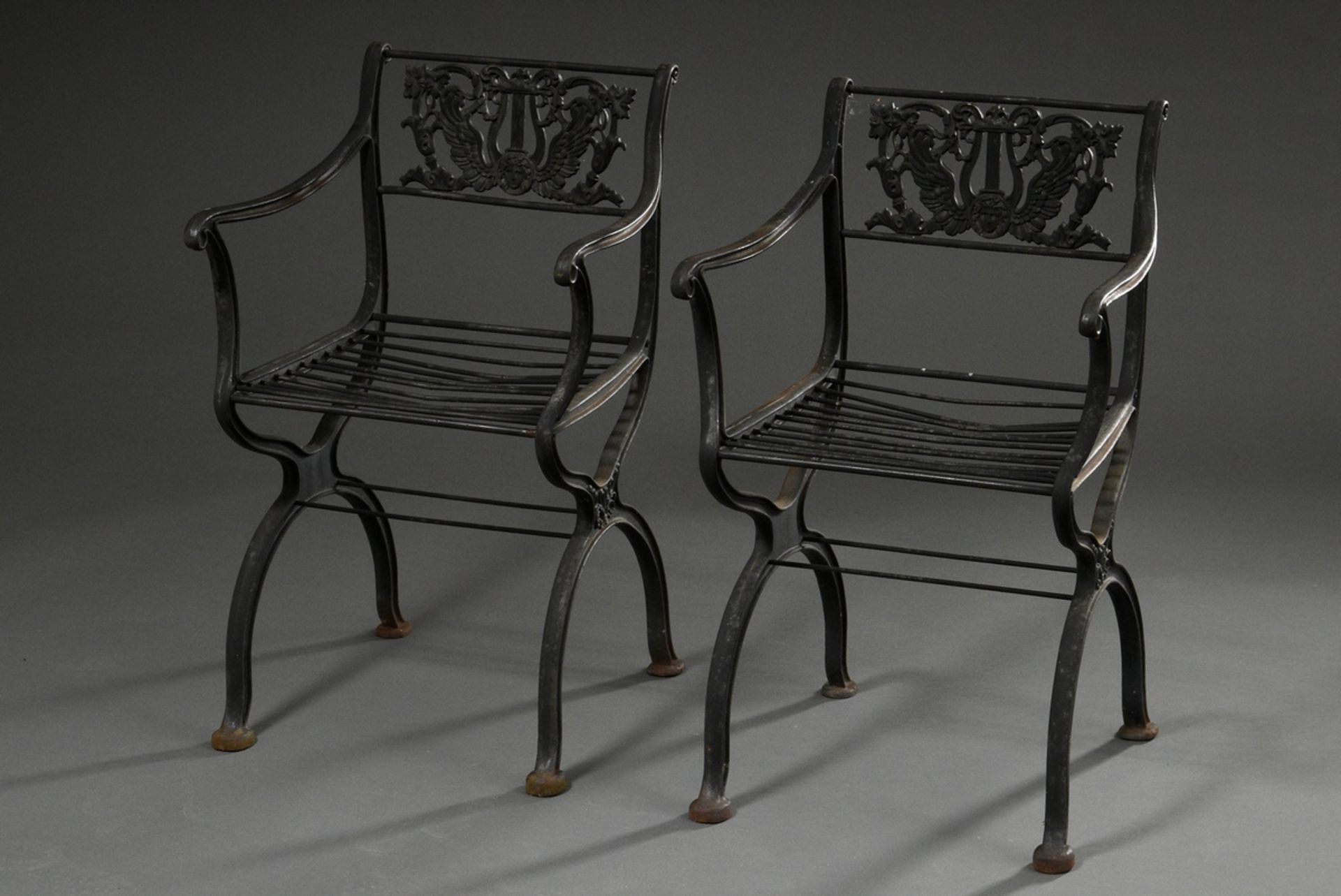 2 Classicist garden chairs with simple cheek frame and backrest "Geflügelte Lyra mit Medusenhaupt u