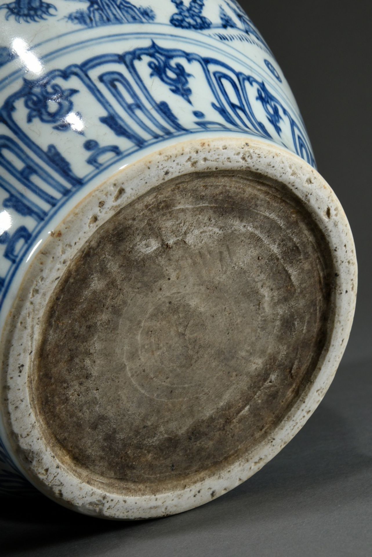 Large Guan pot in the Ming style of the 15th c. with blue painting "fabulous animals", cartouches w - Image 5 of 5