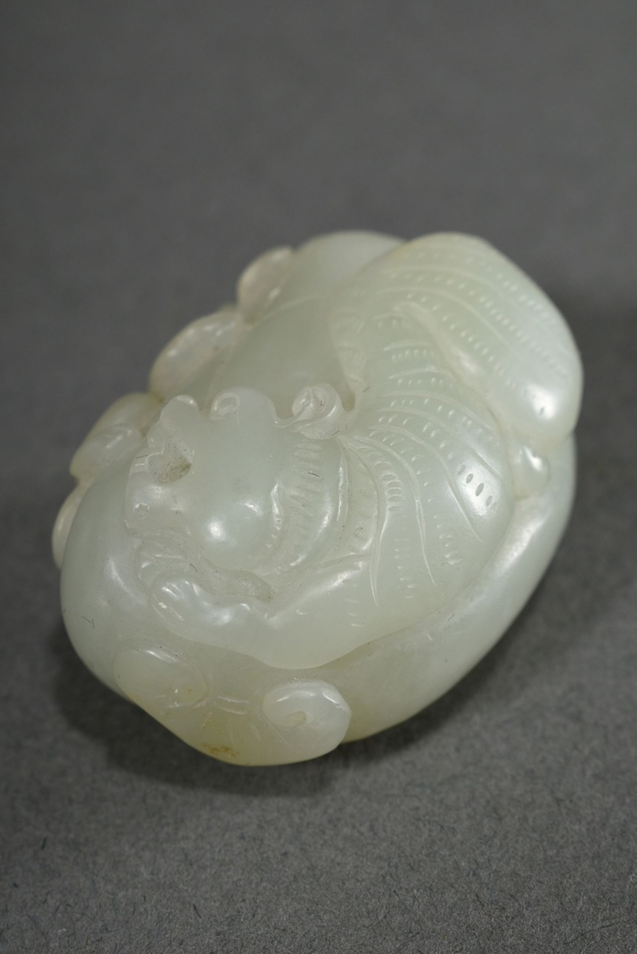 Fine celadon jade toggle "Tiger and monkey on rocks", China, 3.7x2.5x1.9cm - Image 4 of 4