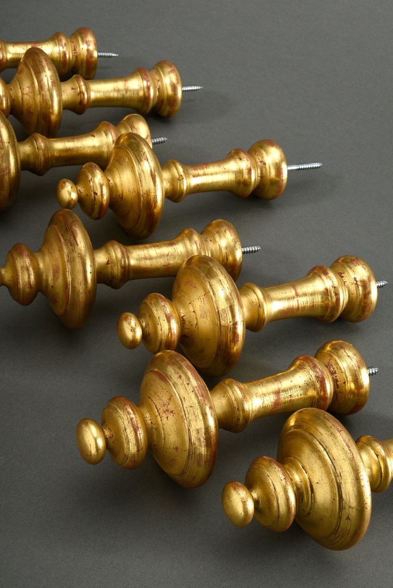 8 Turned curtain holders in baluster form for 4 windows, wood gilded over bolus ground, l. 20cm, tr