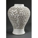 Weißer Porzellan Lampenfuß in Form einer Schultervase mit dekorativ durchbrochener Wandung "Pflaume