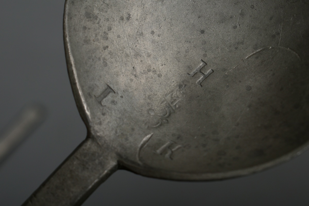 Pewter spoon board in openwork shield form with 12 slots, MZ indistinct, end of 18th century, 31x20 - Image 5 of 6