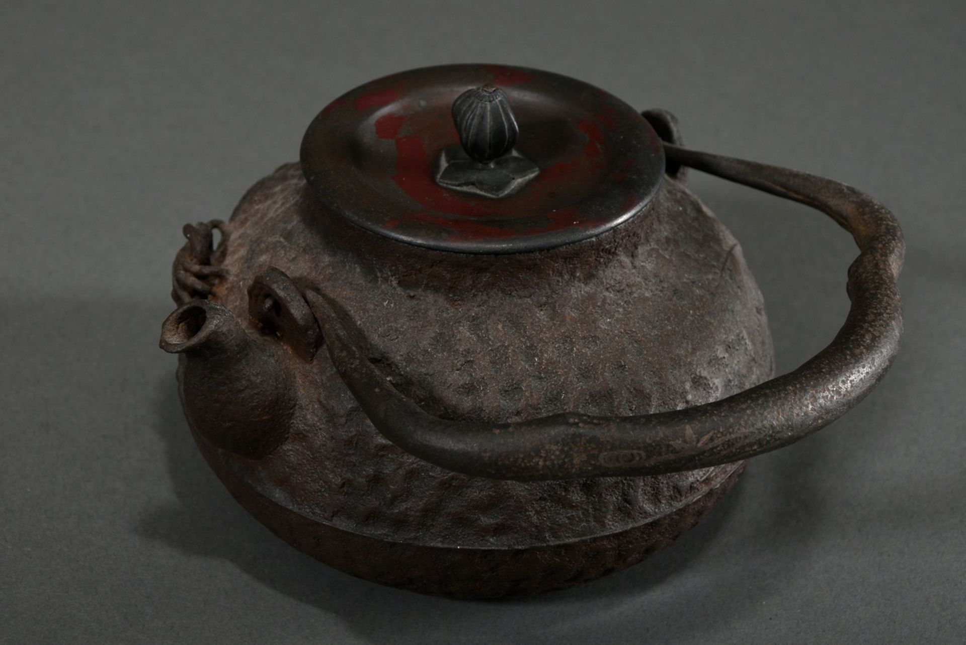 Iron Tetsubin water kettle "Two crabs and sedge", bronze lid signed inside, Japan 19th/20th c., h. - Image 5 of 9