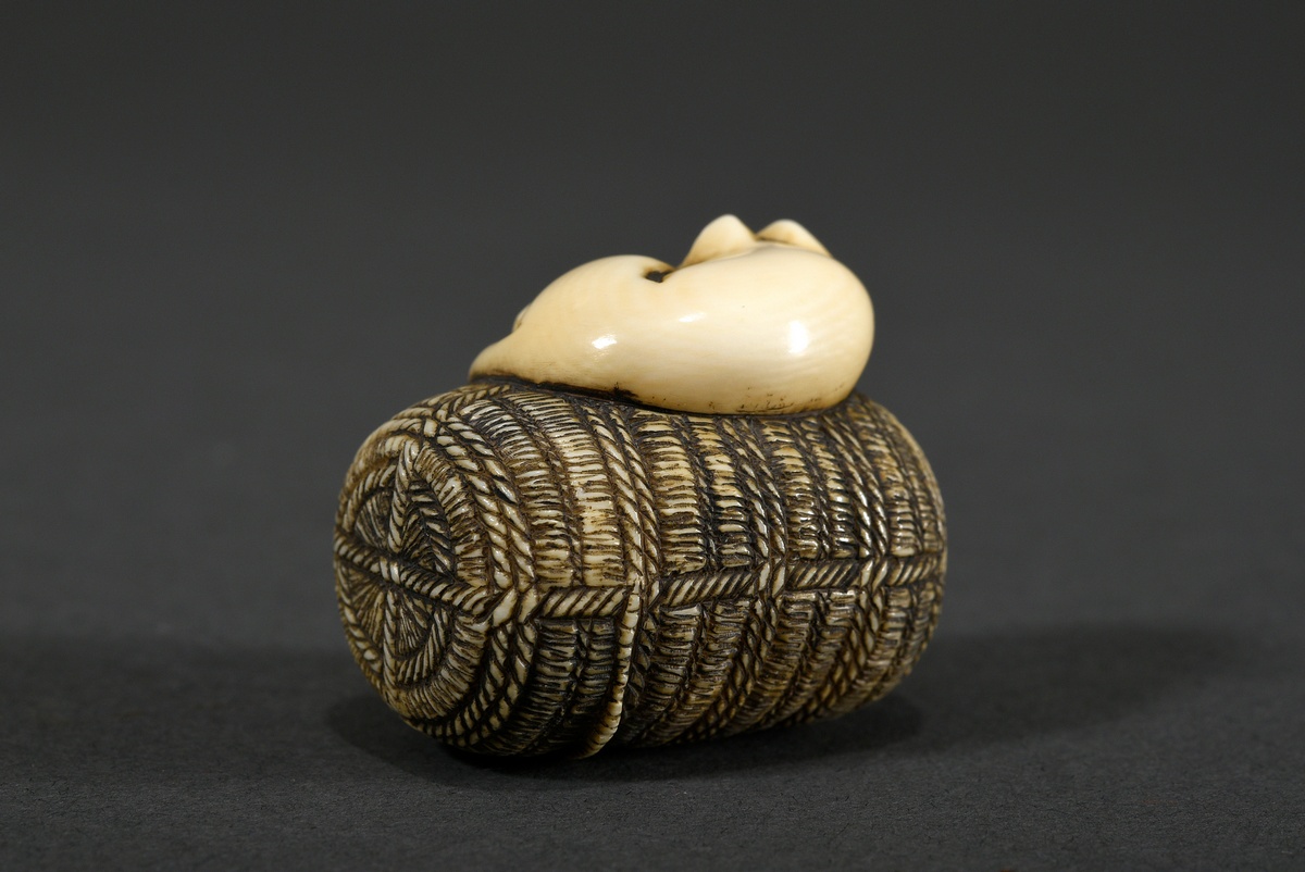 Ivory netsuke "Cat and rat on rice straw bale" with movable mouse, l. 3,6cm, permit according to ar - Image 2 of 6