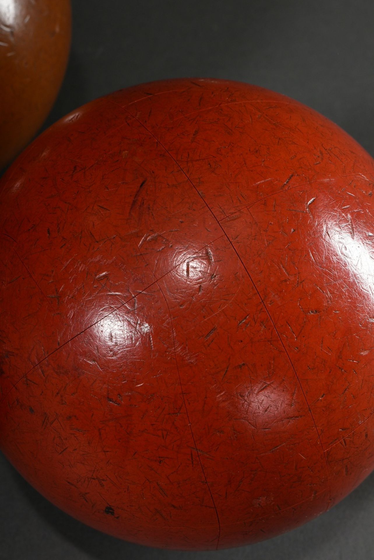 4 Diverse Teile altes Sportgerät: 1x Holz Bowls Kugel mit Bein Einlage und 3x Kegelkugeln in versch - Bild 3 aus 5