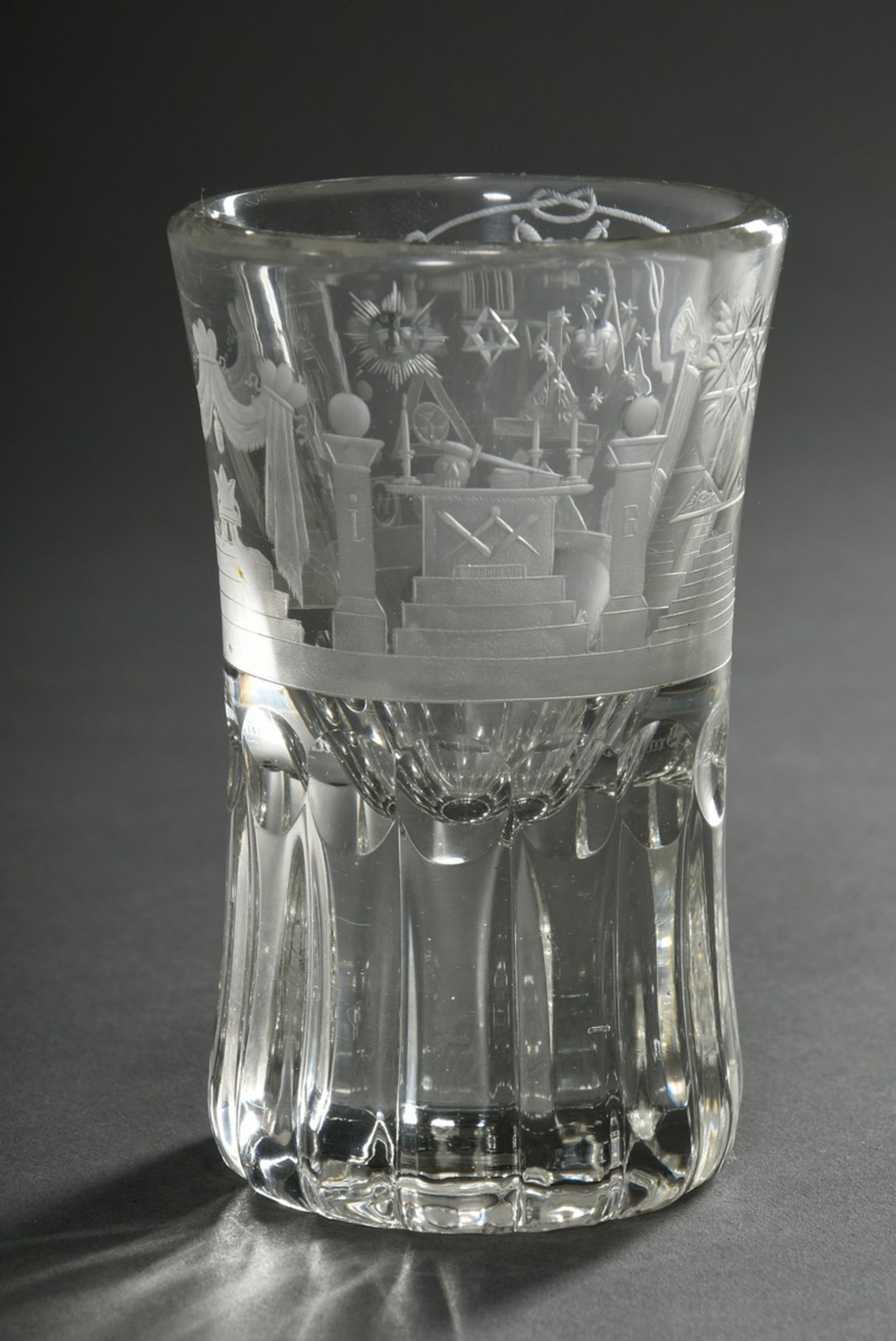 Thick-walled masonic glass with dedication inscription and rich symbol cut, lower wall with concave - Image 4 of 8