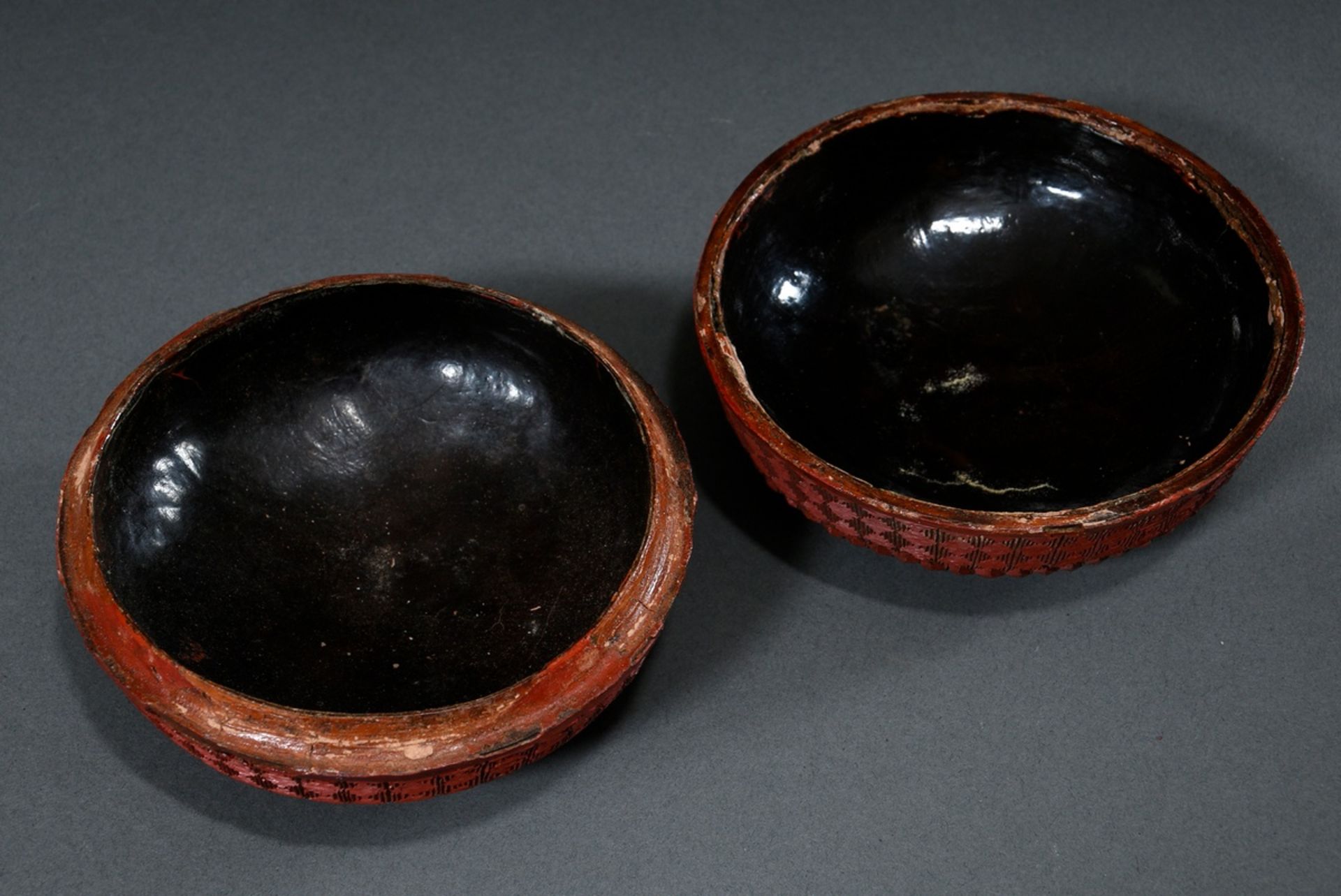 4 Various red carved lacquer objects: small round paper mache lidded box "Three playing children" ( - Image 7 of 19