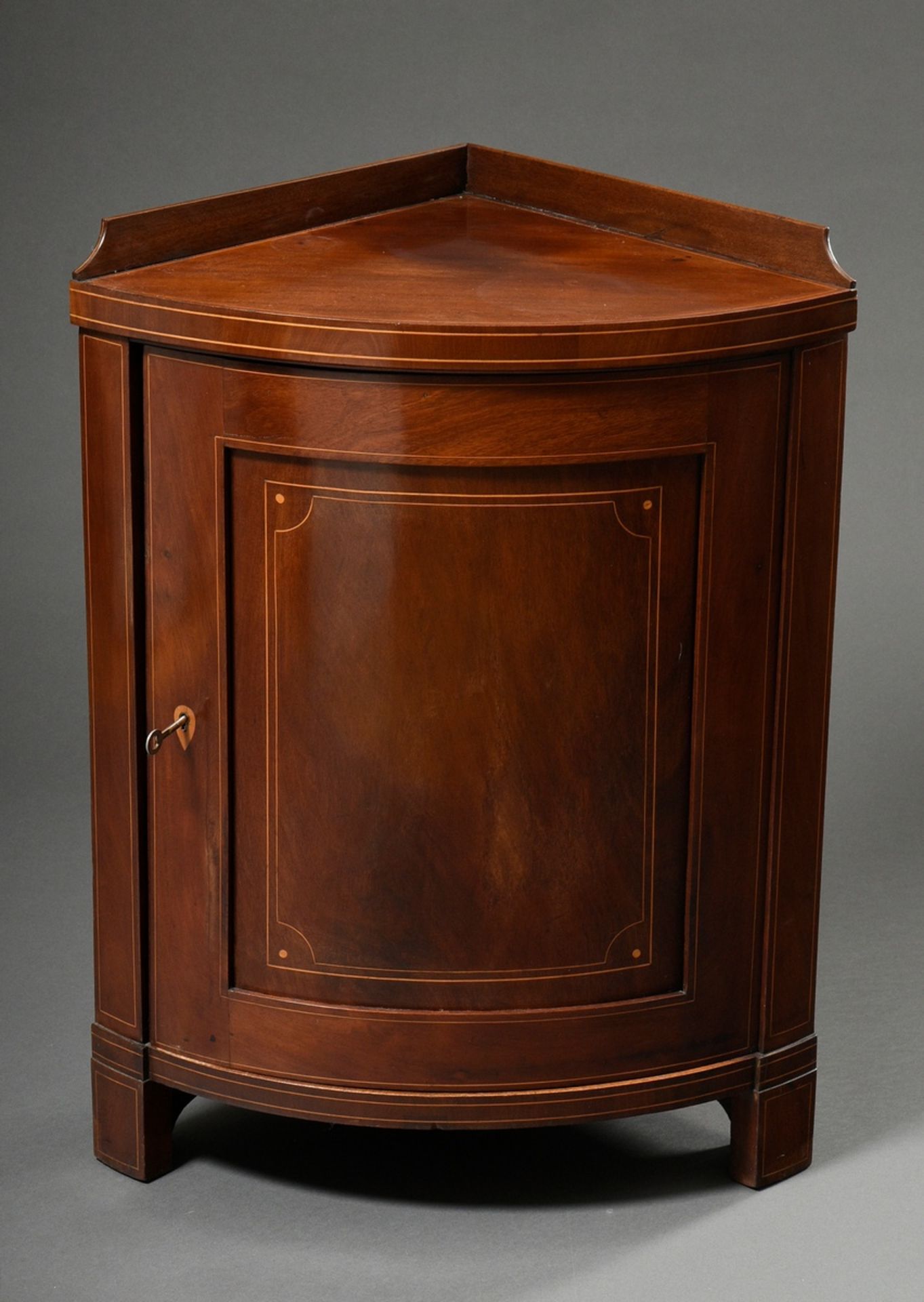 Small corner cupboard with rounded front, mahogany veneer with light inlays, England c. 1900, 82x62 - Image 2 of 5