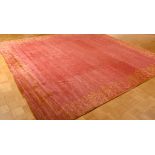 Großer schlichter Seiden Teppich in monochrom Rot mit floralem currygelbem Rand in beinahe quadrati