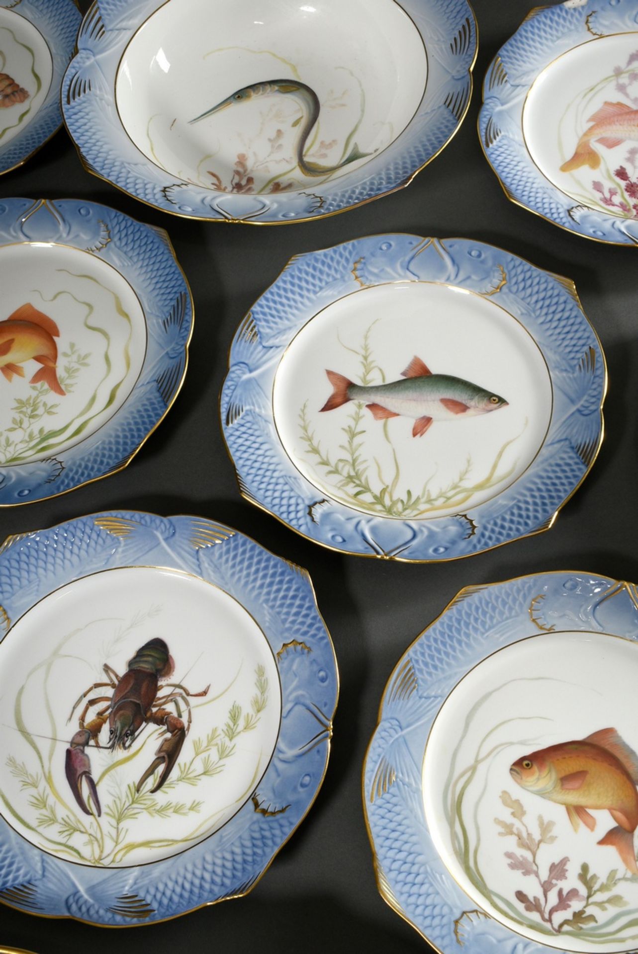 14 Teile Royal Copenhagen Fischservice mit blauem Reliefrand: 10 Teller (3002, Ø 23cm, 2x am Rand b - Bild 10 aus 15