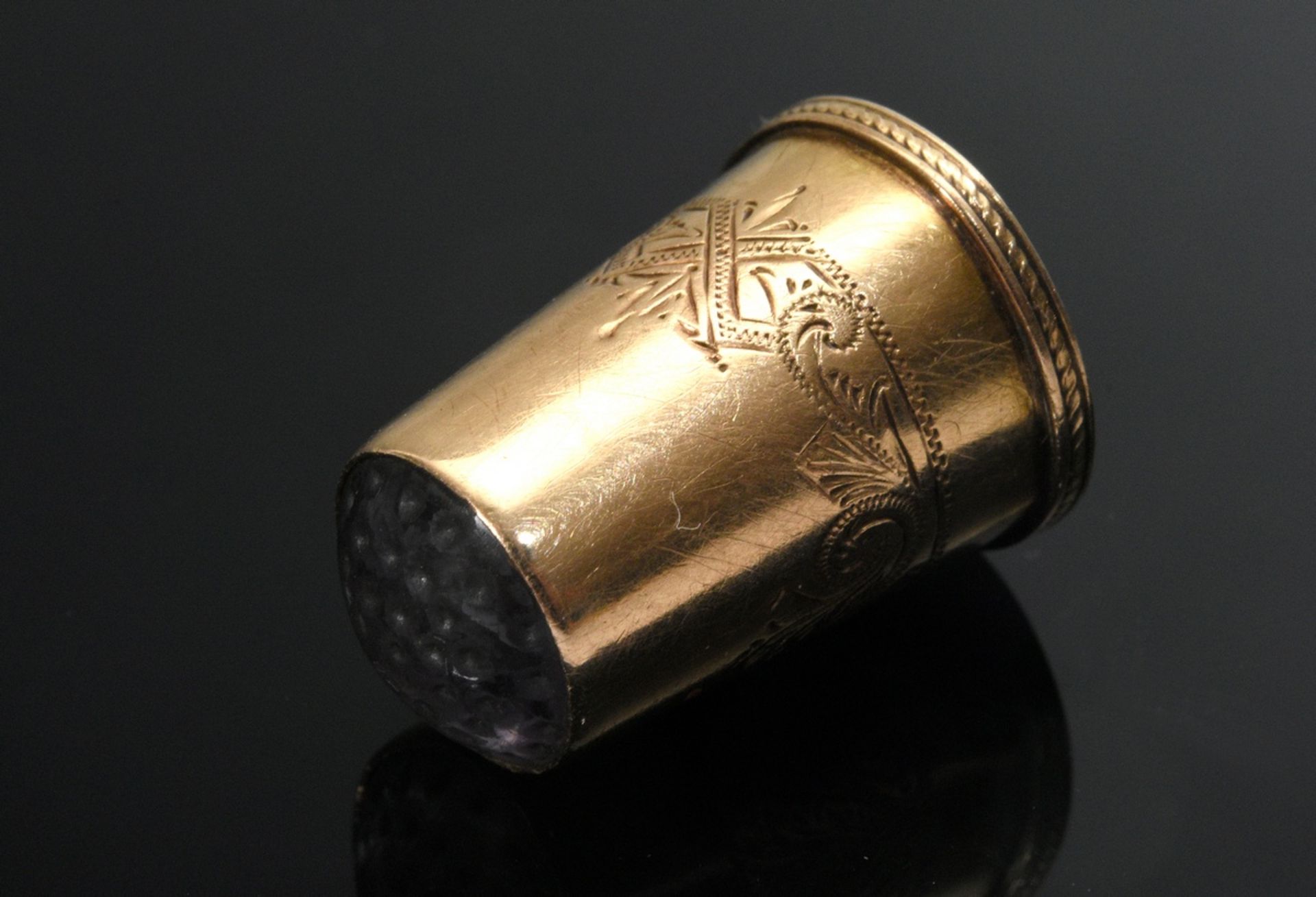 Yellow gold 585 thimble with ornamental frieze and engraved cartouche and lilac glass top, 2.6g, h.