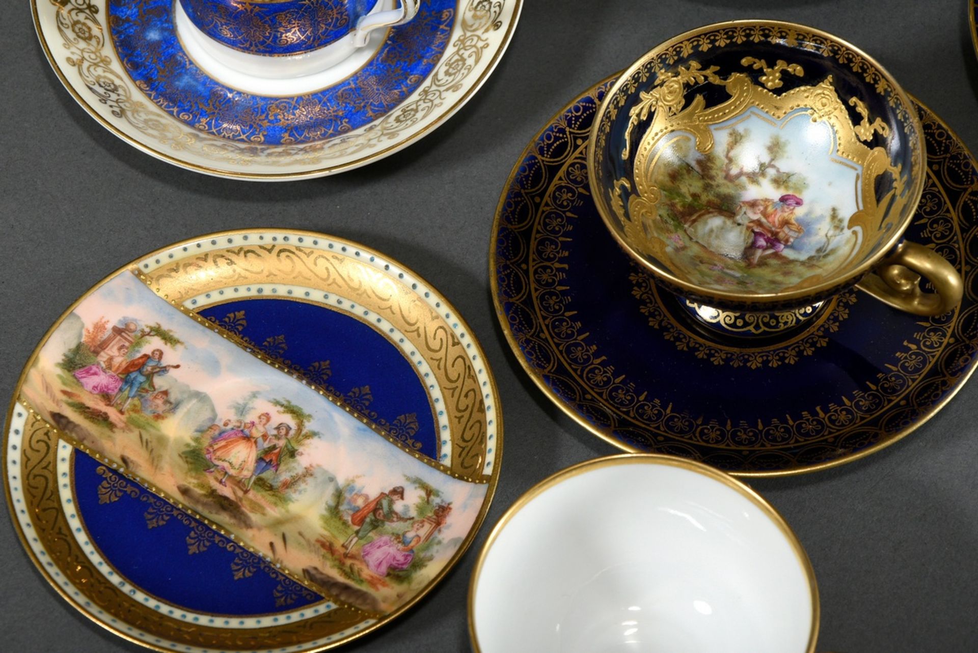 6 Diverse Mokkatassen/UT mit unterschiedlichen ornamentalen und floralen Golddekoren auf kobaltblau - Bild 4 aus 4