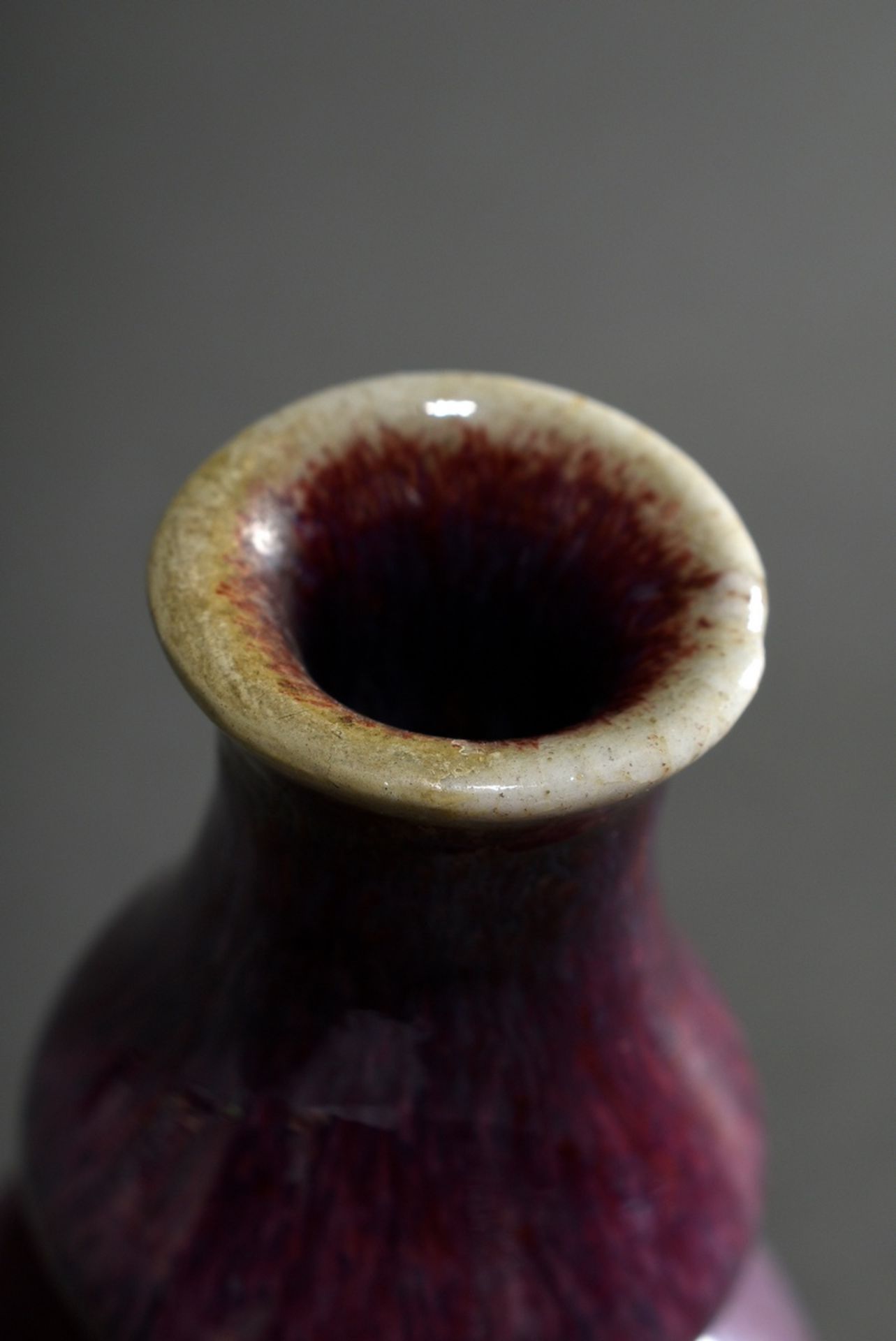 Kleine Porzellan Vase in Kürbisform mit rot-violetter Flambé Glasur, China, 19.Jh., Holzsockel, H. - Bild 3 aus 4