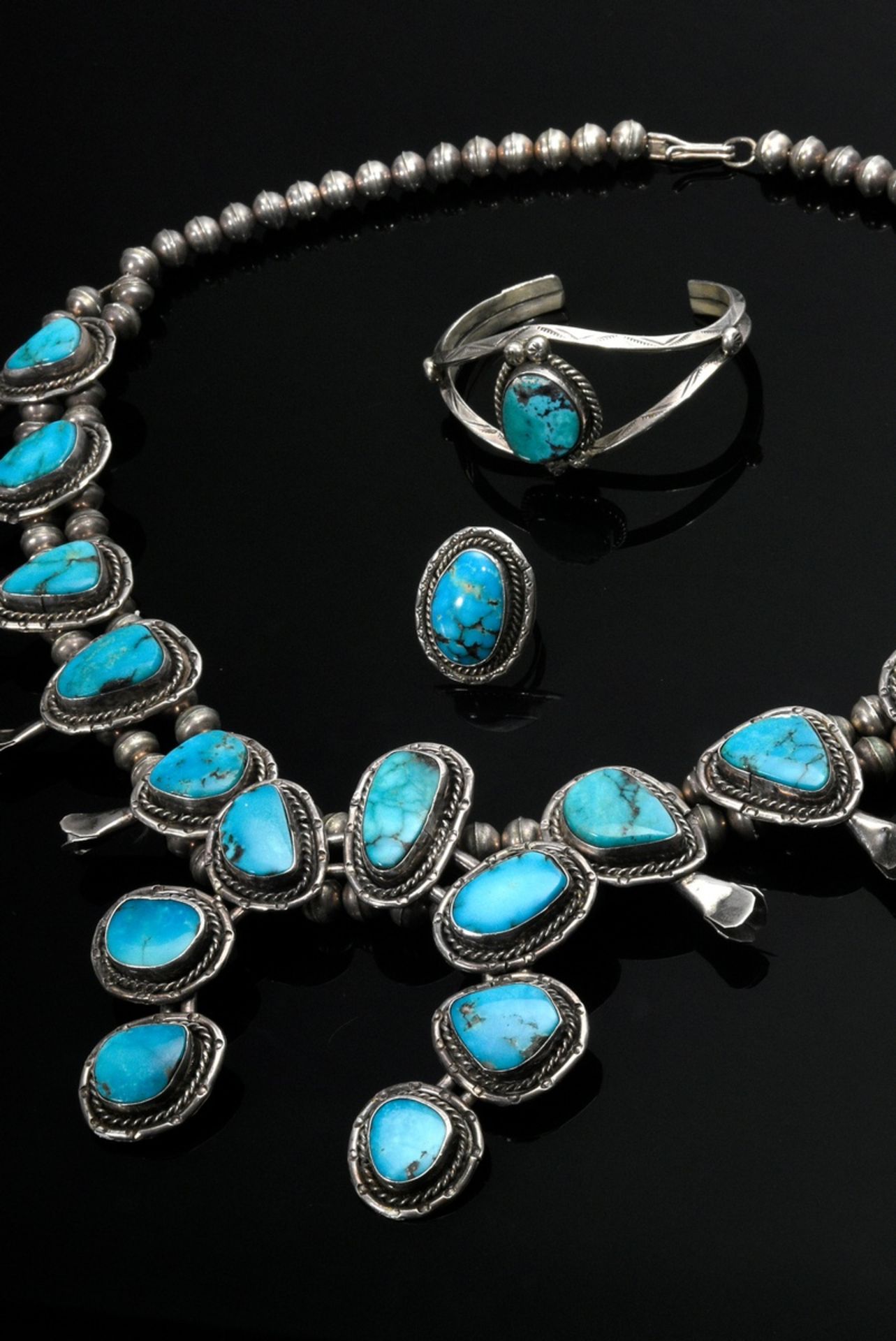 3 Diverse Teile Navajo Silber Schmuck: "Squash Blossom" Collier, zweisträngiges Exemplar mit 10 Blü