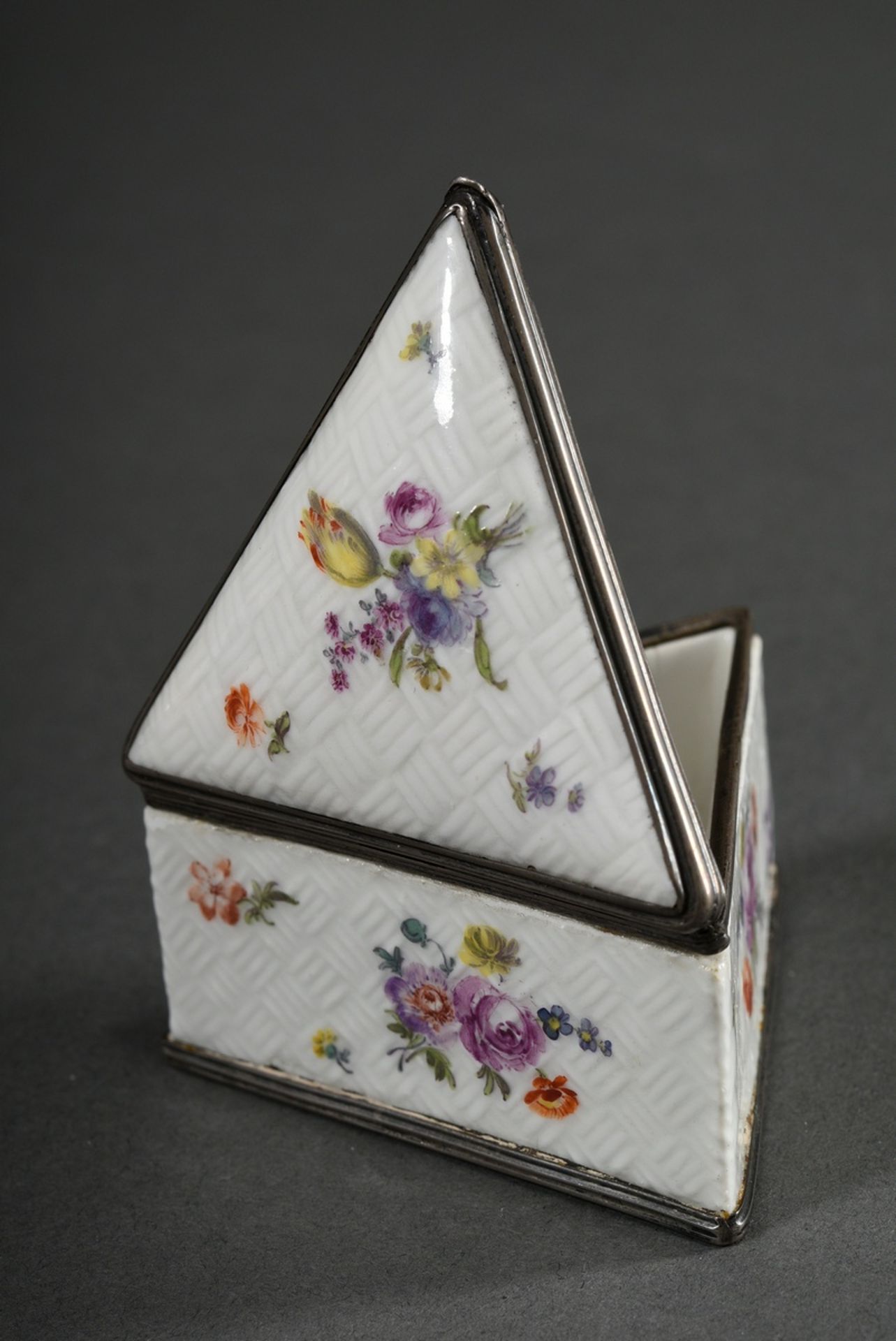 Rare Meissen tabatiere in triangular form with basket relief and polychrome painting on all sides " - Image 5 of 6