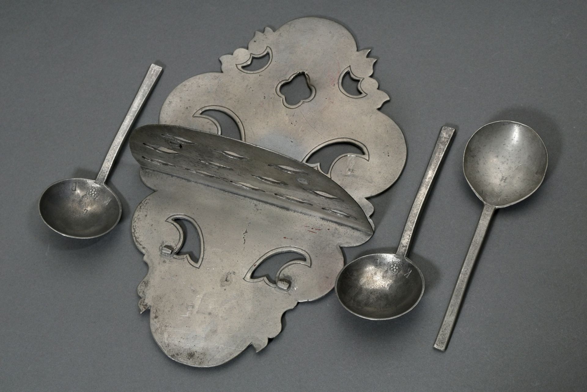 Pewter spoon board in openwork shield form with 12 slots, MZ indistinct, end of 18th century, 31x20 - Image 3 of 6