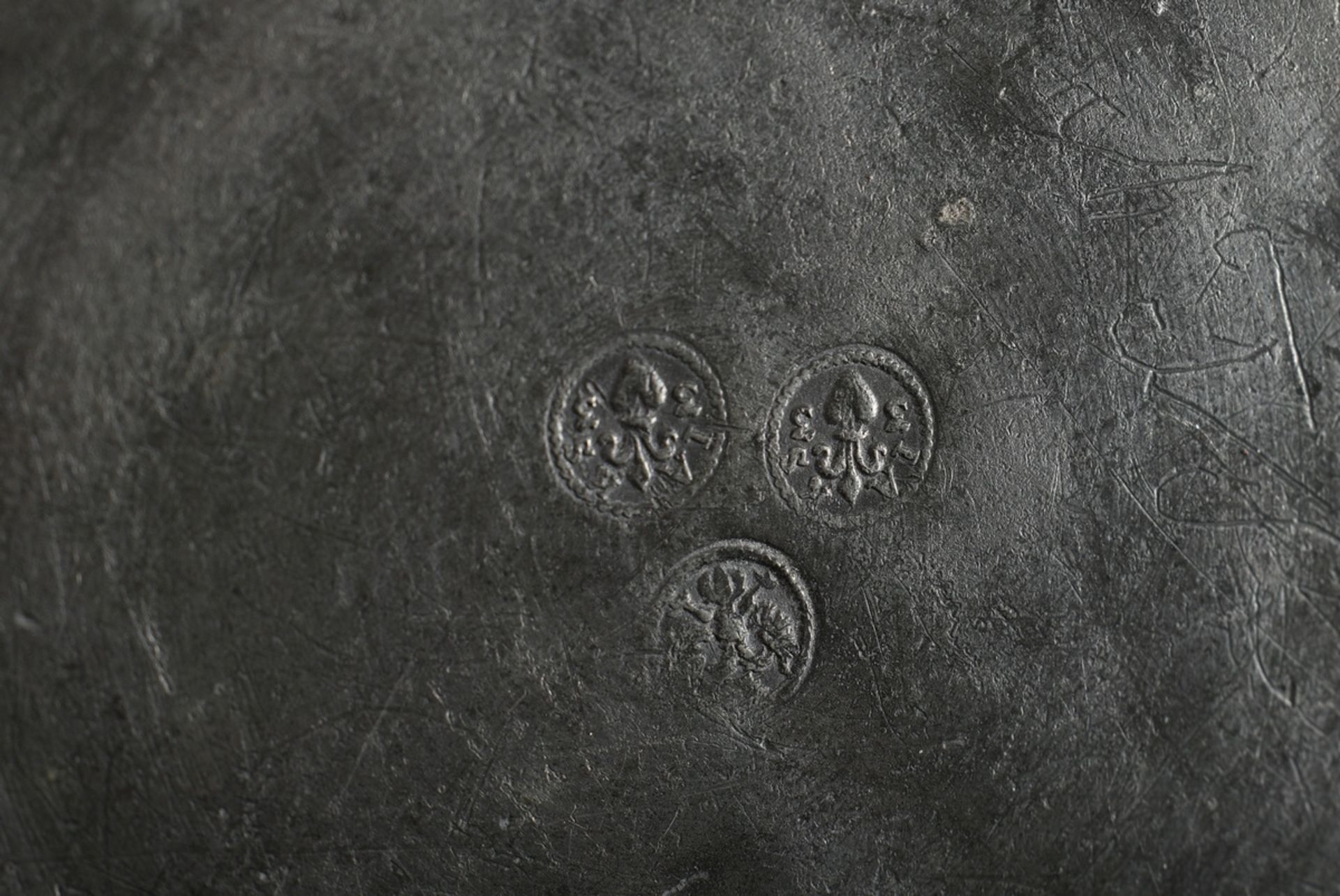 Large Lübeck pewter plate with a striped rim (Ø 36cm), on the reverse with engraved owner's mark "J - Image 8 of 8