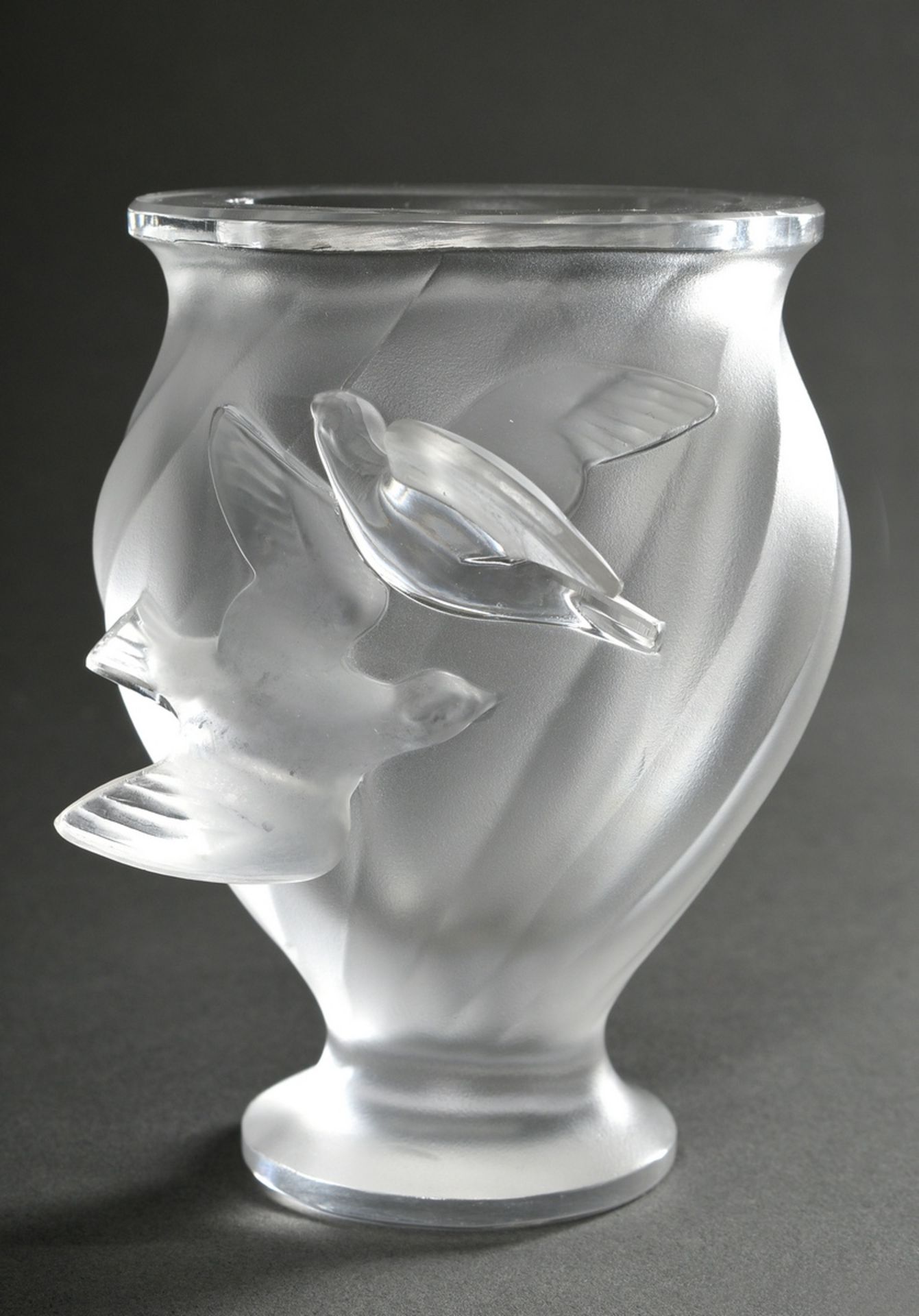 Lalique Vase in mattiertem farblosem Formglas mit Reliefdekor "Zwei Vögel",sign., 20.Jh., H. 12,6cm