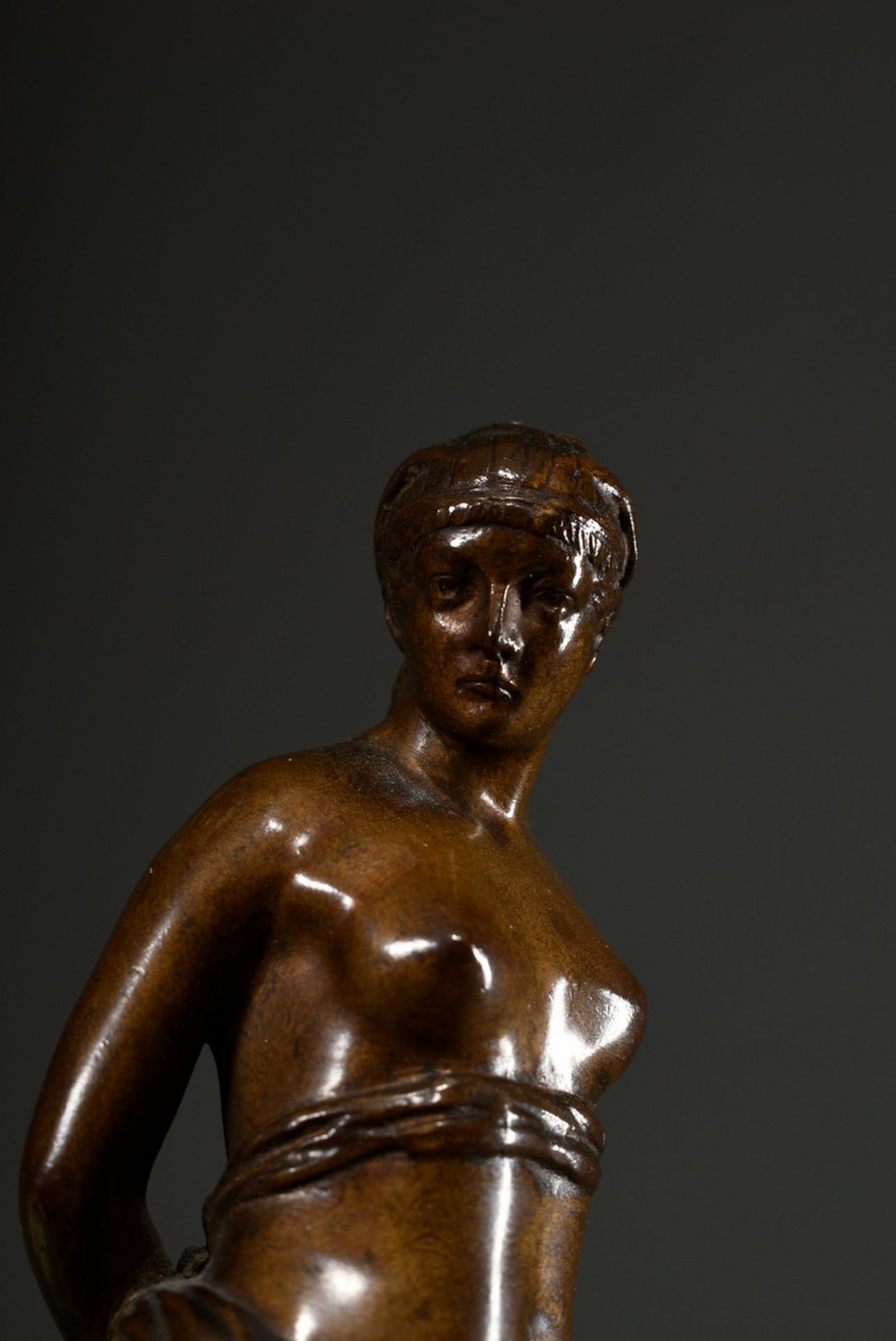 Scharff, Caesar (1864-1902) "Weiblicher Akt mit Tambourin", Bronze auf rotem Granit Sockel, sign., - Bild 4 aus 7