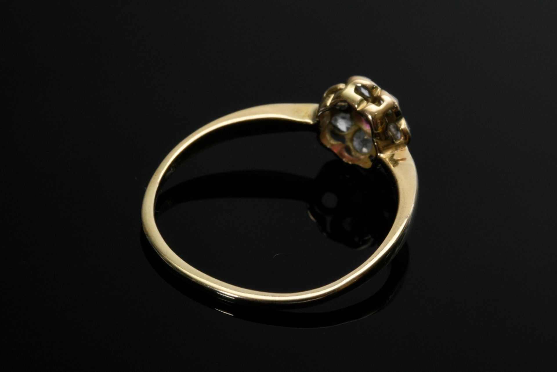 Zarter antiker Entourage Ring in Gelbgold 585 mit Diamantrosen (zus. ca. 0.12ct/SI-P1/TCR) und rote - Bild 3 aus 3