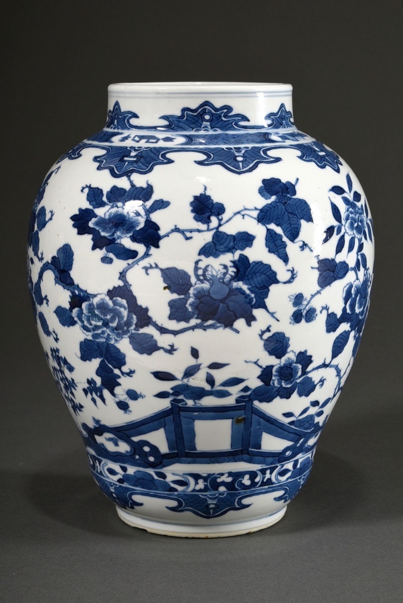 Chinesische Porzellan Balustervase mit feinem Blaumalerei Dekor "Päoniengarten", auf der Schulter K