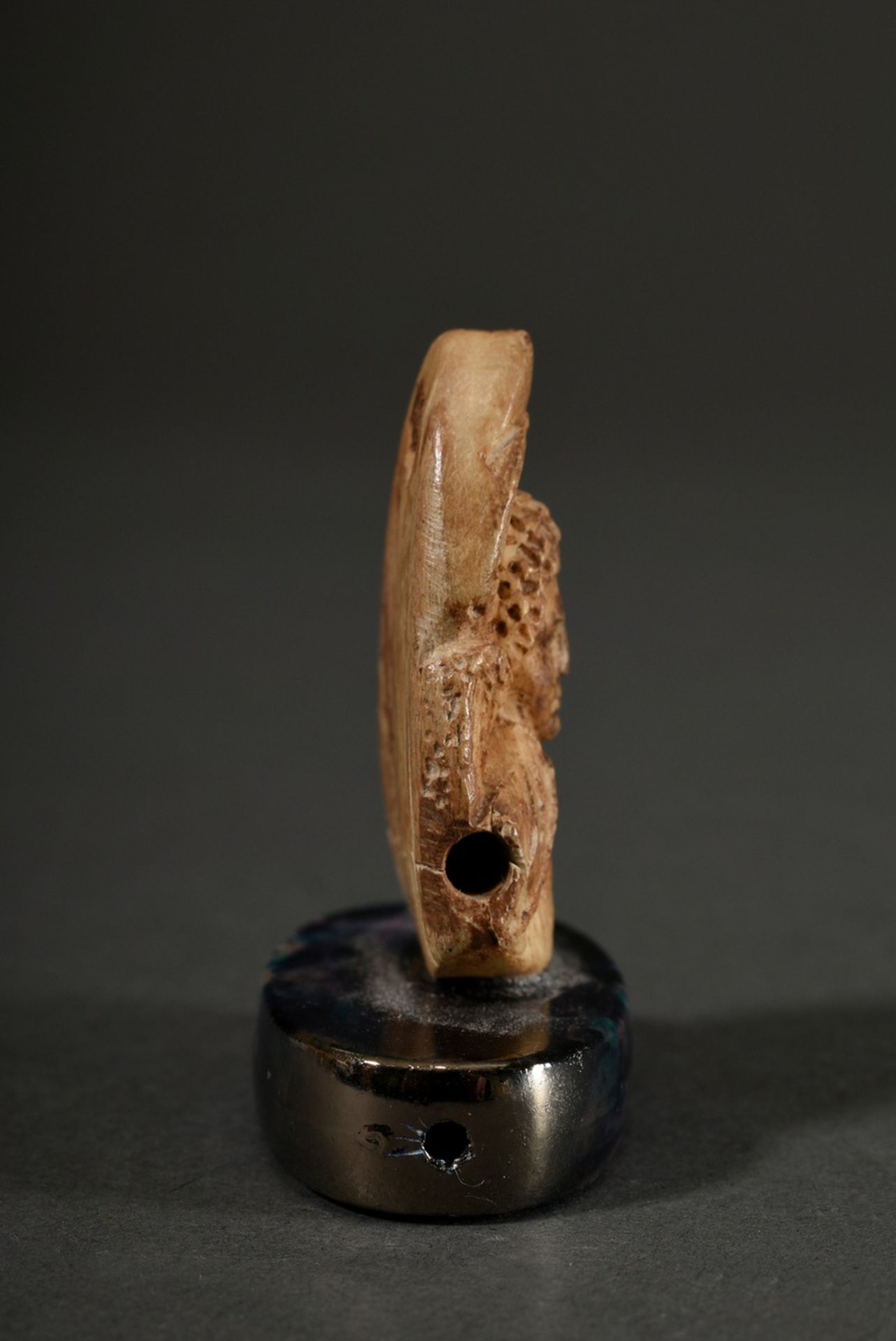Middle Byzantine pendant "Archangel", finely carved bone with age patina, h. 4,3/5,3cm, pierced at  - Image 2 of 3