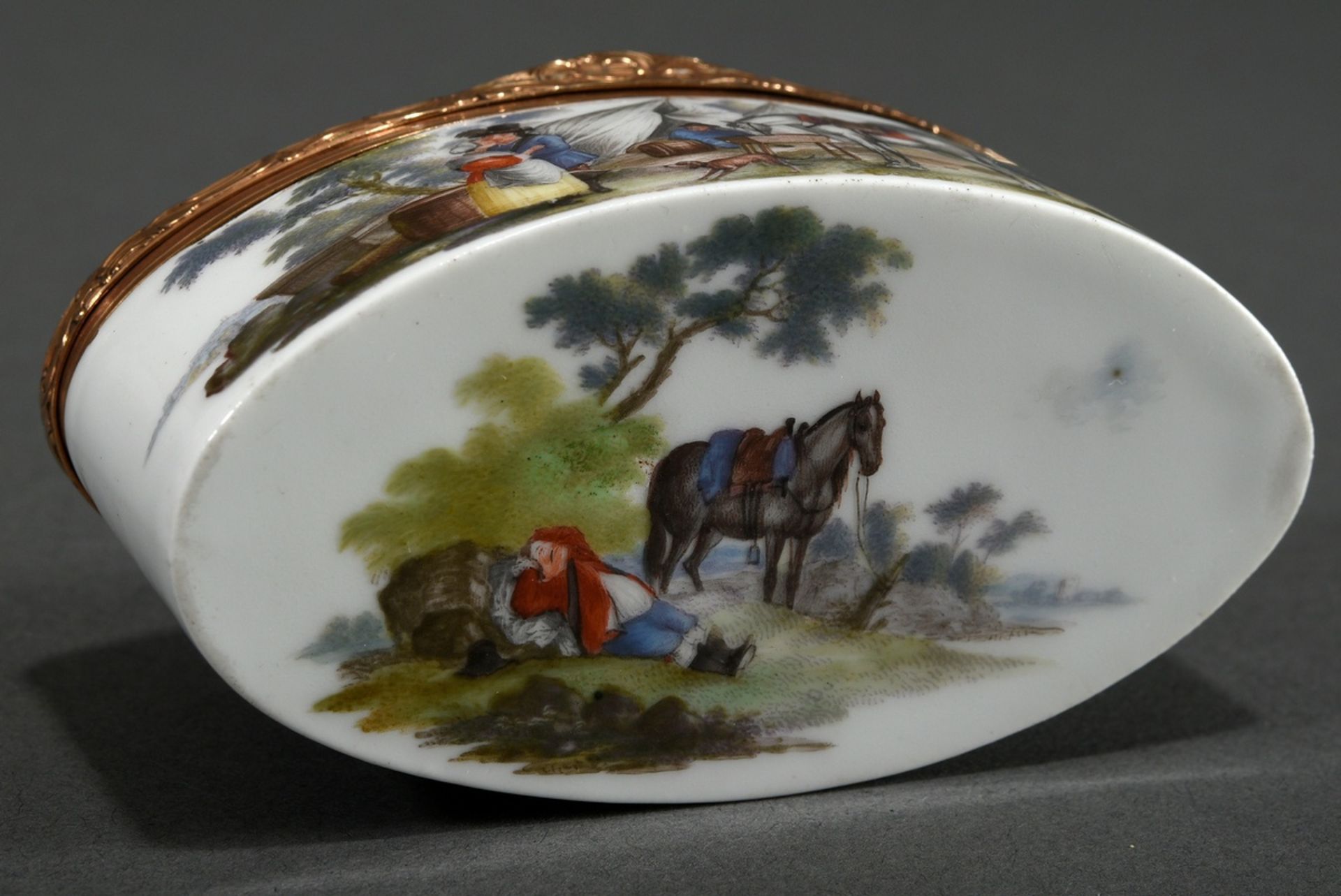 Oblong Höchst porcelain snuff box with floral engraved gold mount and delicate painting on the outs - Image 7 of 8
