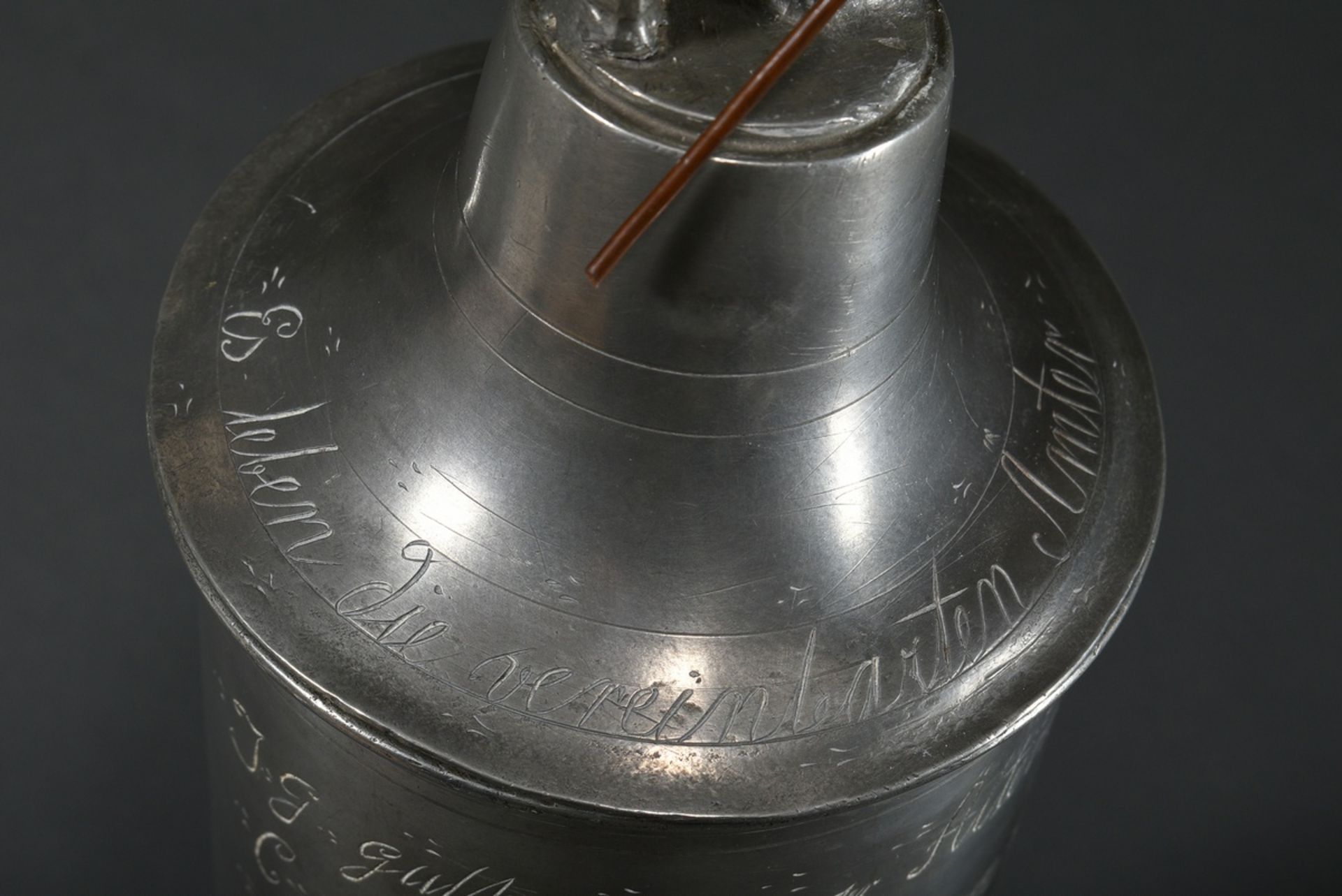 Large pewter guild cup "Willkomm" with plastic lid crowning "flag bearer", engraved inscription "Es - Image 10 of 12