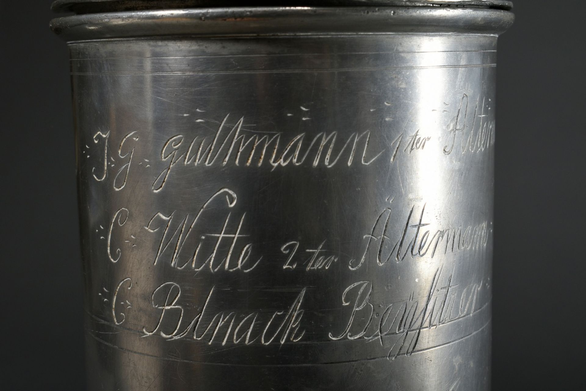 Large pewter guild cup "Willkomm" with plastic lid crowning "flag bearer", engraved inscription "Es - Image 12 of 12