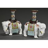 Paar Porzellan Figuren „Glücksbringende weiße Elefanten mit Schabracke und Vase" mit Famille Rose B