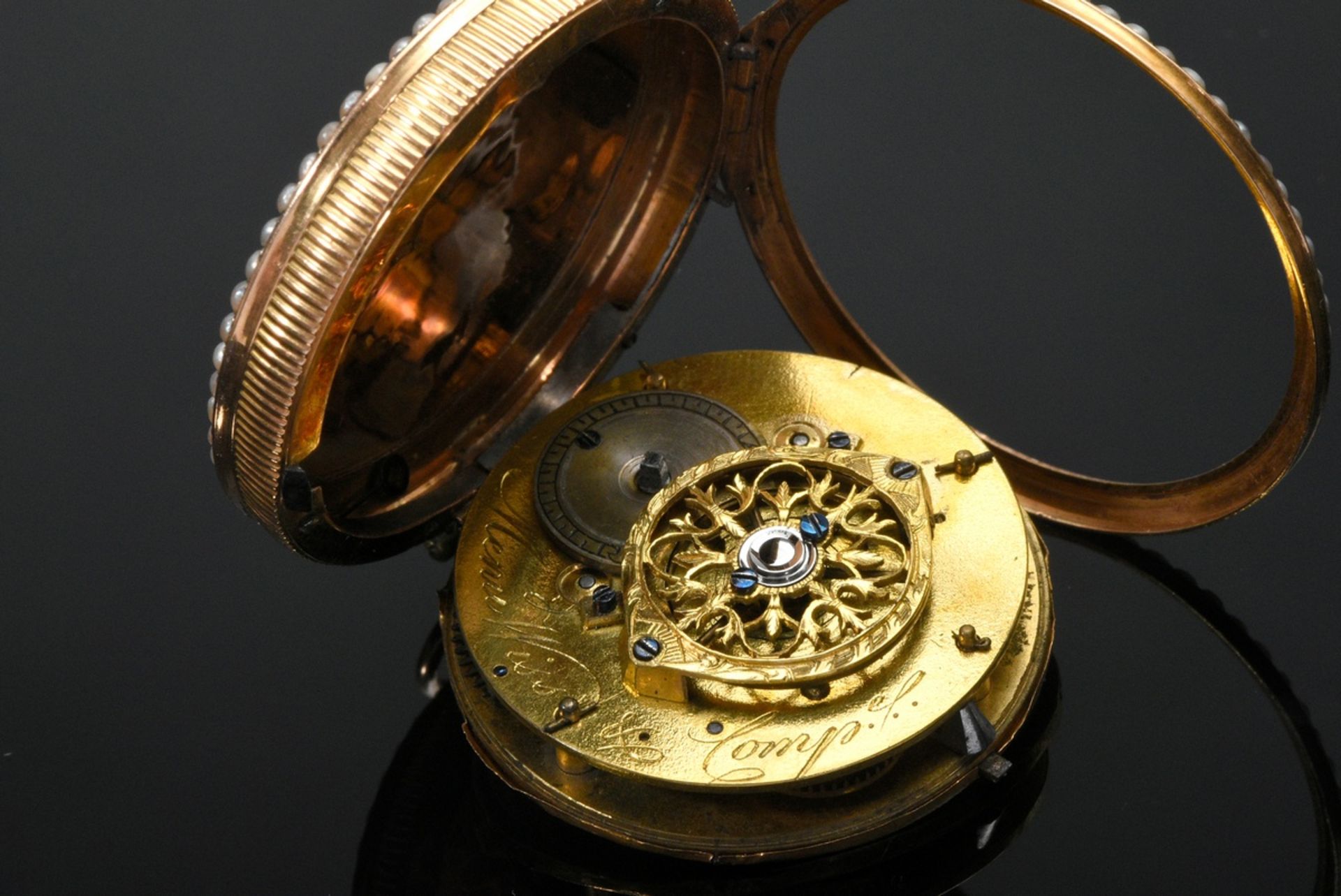 Spindel-Taschenuhr in fein guillochiertem Gelbgold 750 Gehäuse mit Saatperlenlunetten, römische Zif - Bild 4 aus 7