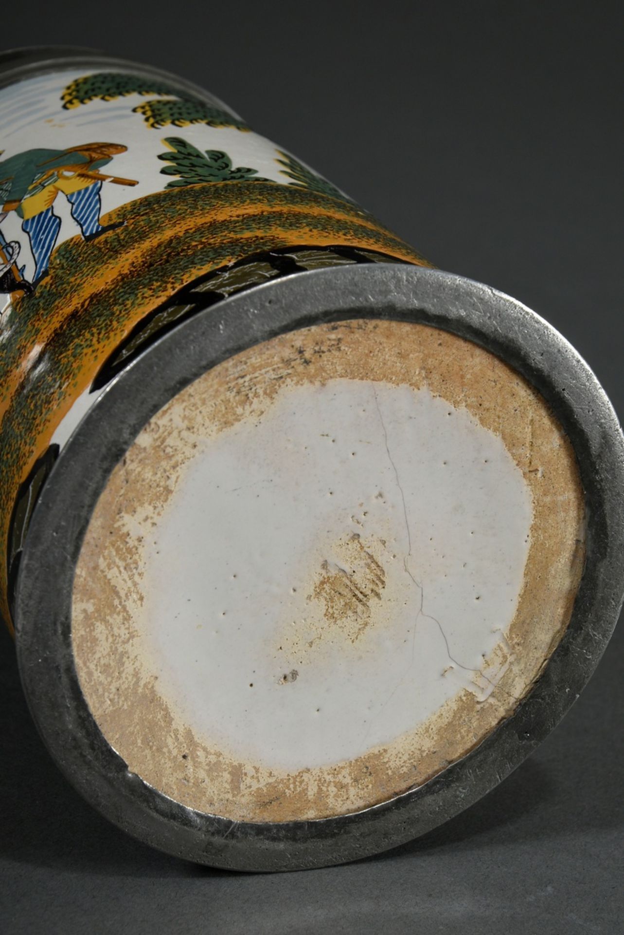 Crailsheimer Walzenkrug der Famille Jaune in Zylinderform mit Ohrenhenkel, Fayence weiß glasiert mi - Bild 8 aus 8