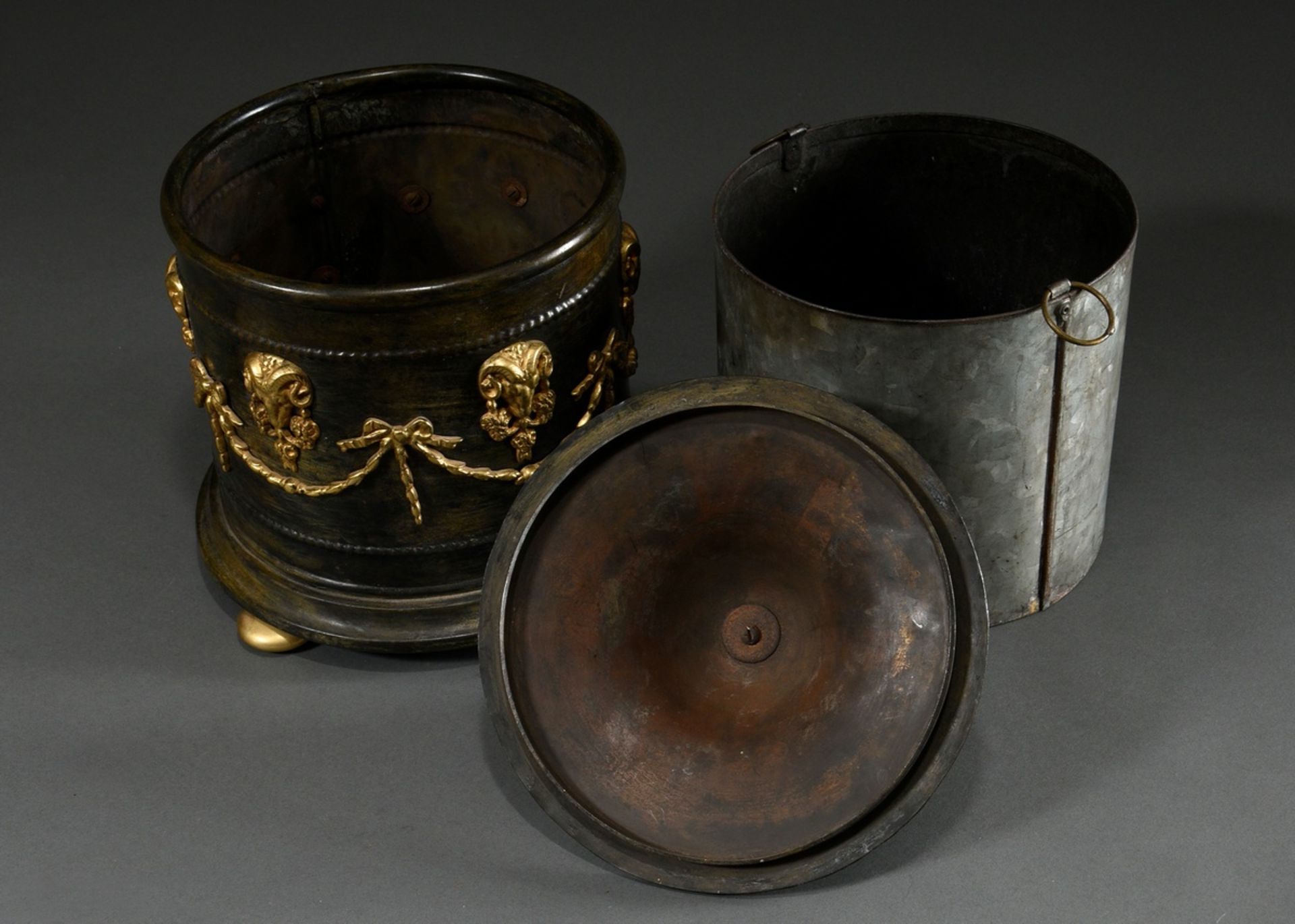 Lidded pot for fireplace lighter in classicistic form with polished brass "buck heads and leaf garl - Image 4 of 6