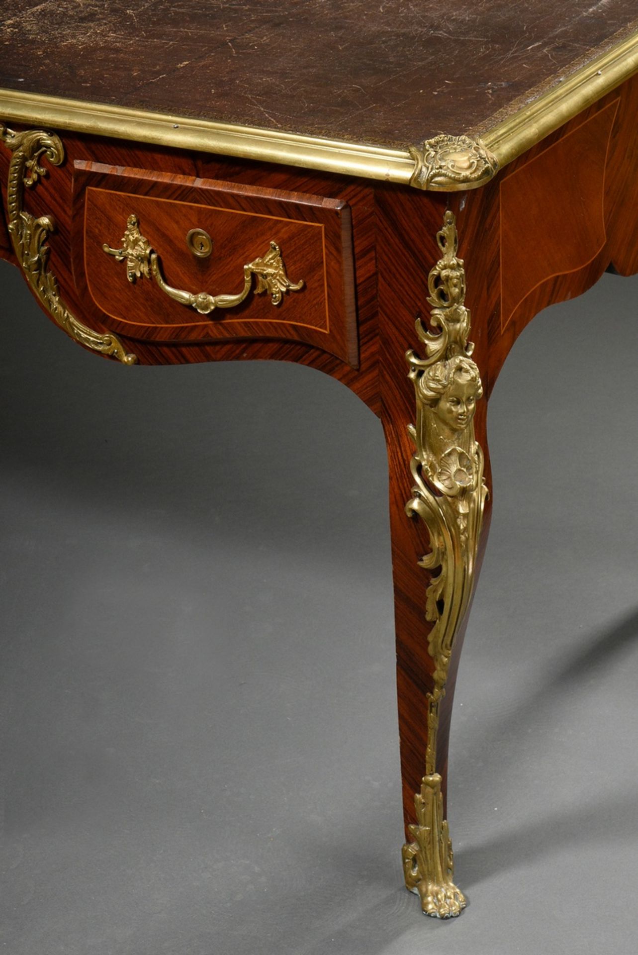 Französisches Bureau Plat im Louis XV Stil auf hohen geschweiften Beinen mit reichen Bronzebeschläg - Bild 2 aus 10